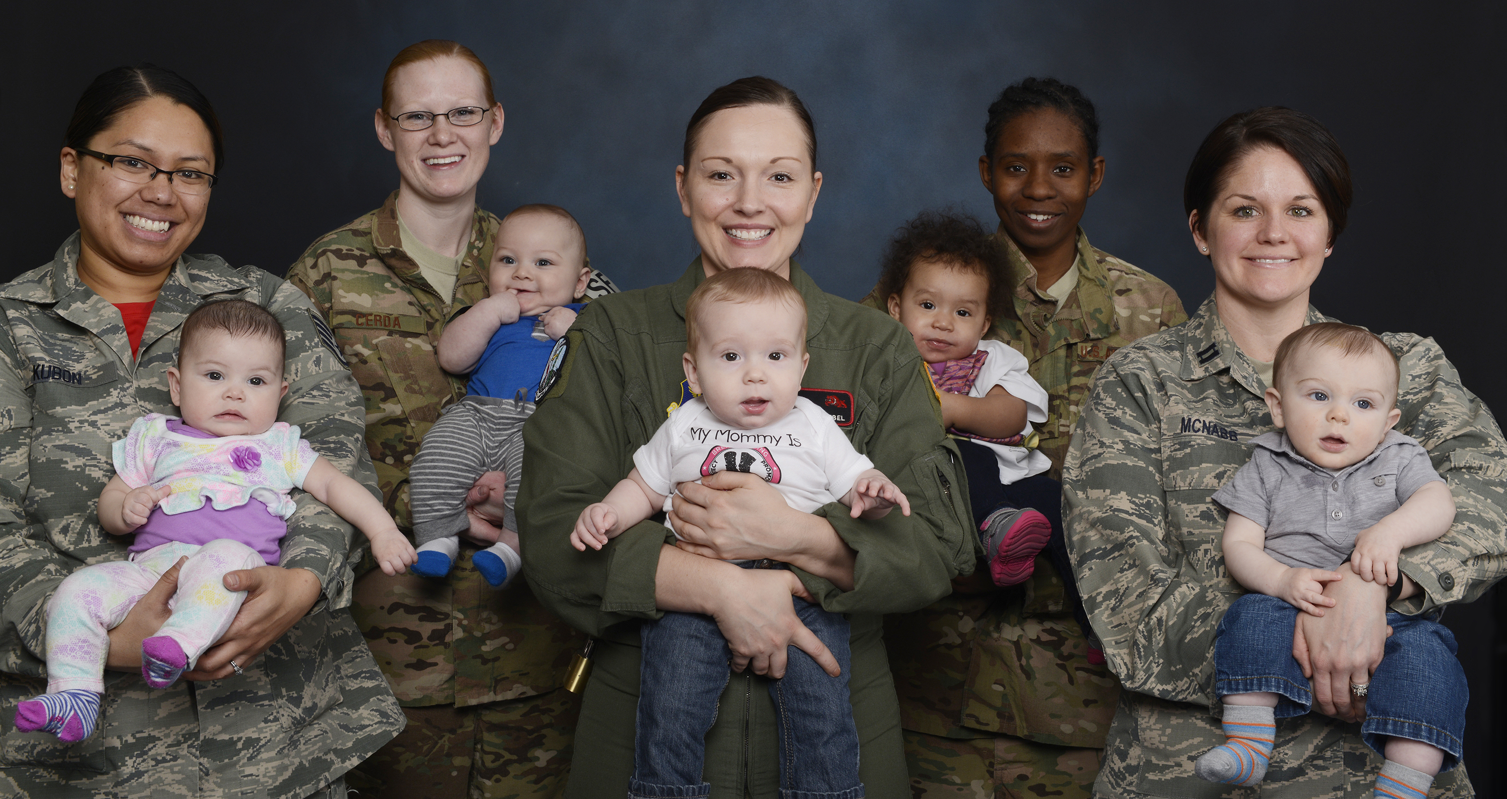 Az Egyesült Államok légiereje saját alkalmazottai példájával népszerűsíti a szoptatást: vajon a katonaként szolgáló anyák a COVID-ra is fel voltak készülve?