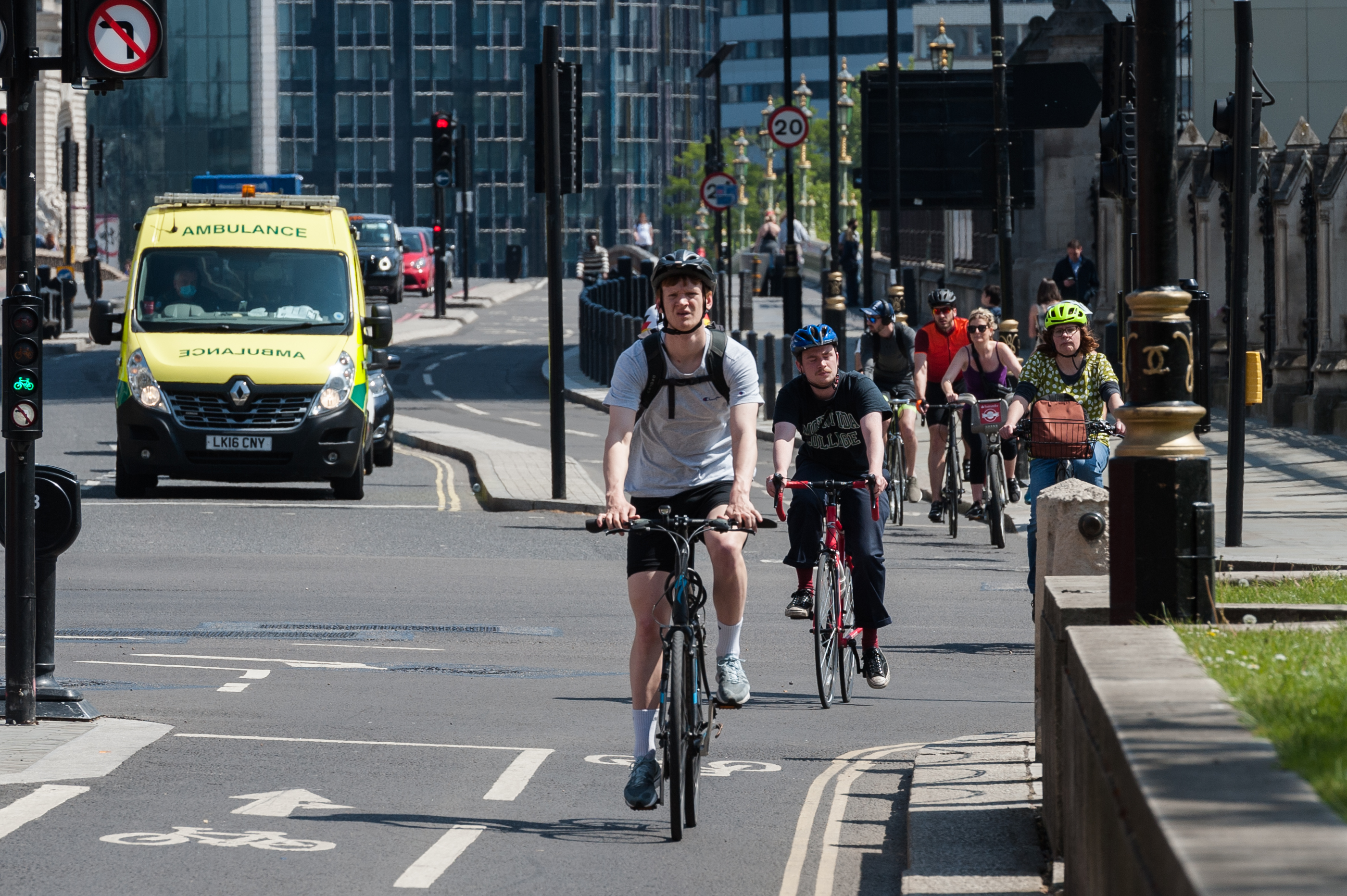 Gigantikus, kétmilliárd fontos gyalogos és kerékpáros infrastruktúra fejlesztésbe fog a brit kormány