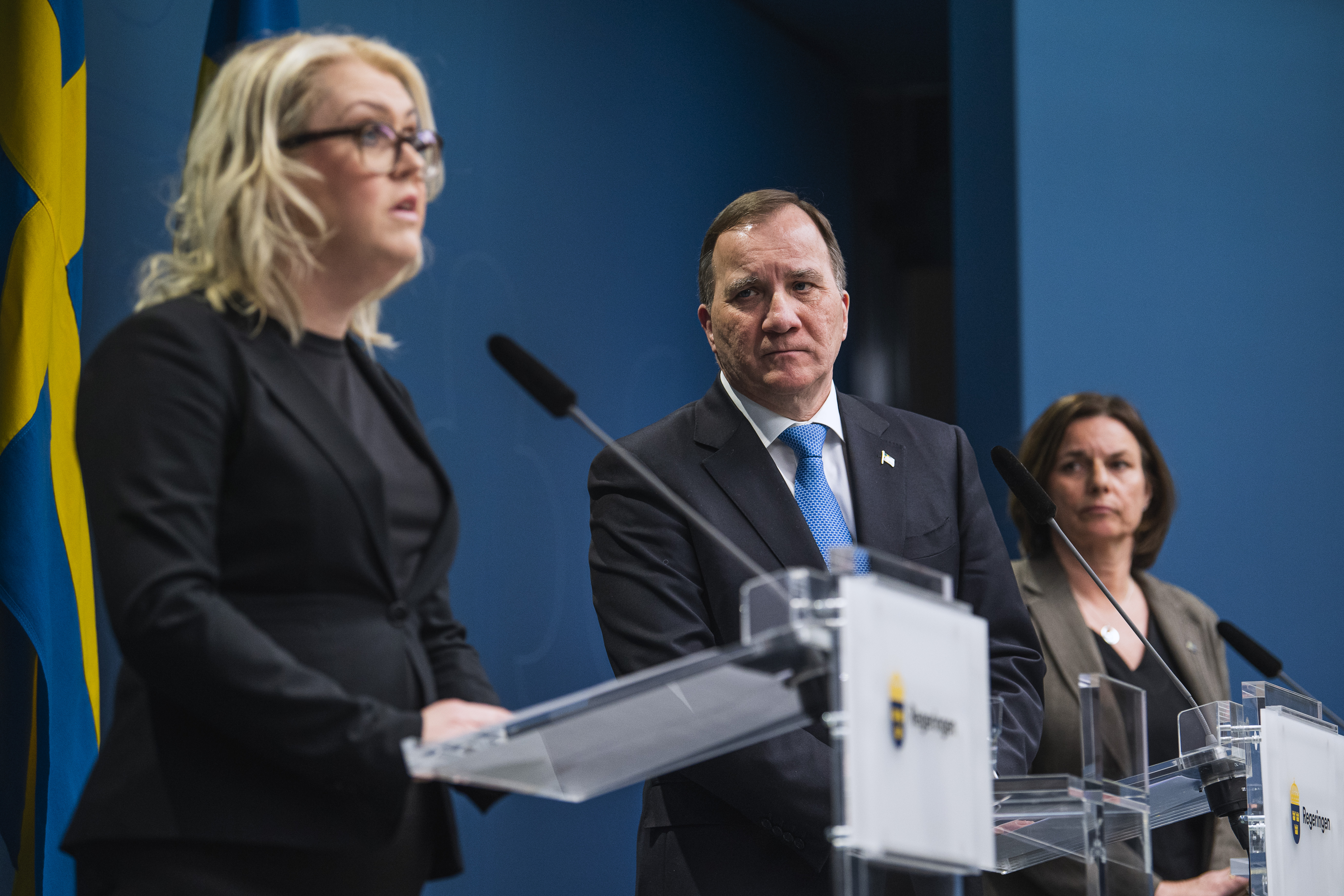 Lena Hallengren egészségügyi miniszter, Stefan Lofven miniszterelnök és Isabella Lövin miniszterelnök-helyettes egy március 31-i sajtótájékoztatón