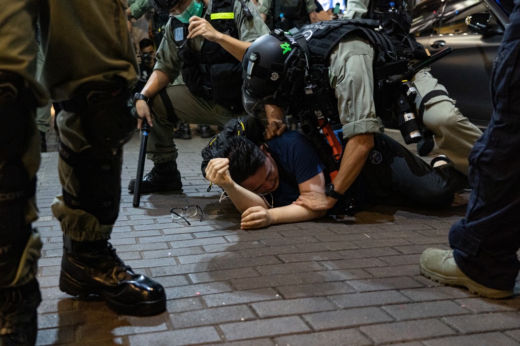 Több mint kétszáz tüntetőt csuktak le Hongkongban, 12 éves a legfiatalabb