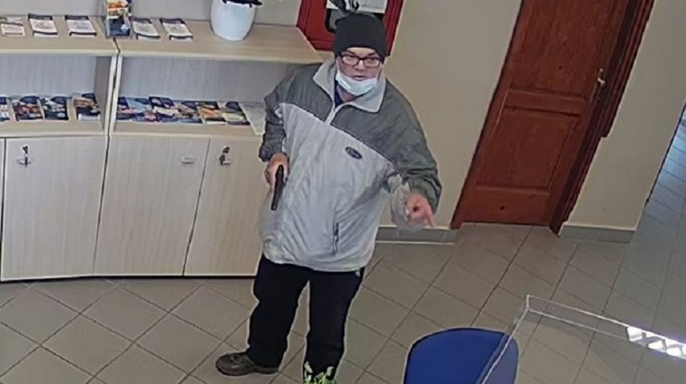 Vádat emeltek az exrendőr ellen, aki háromszor rabolt bankot