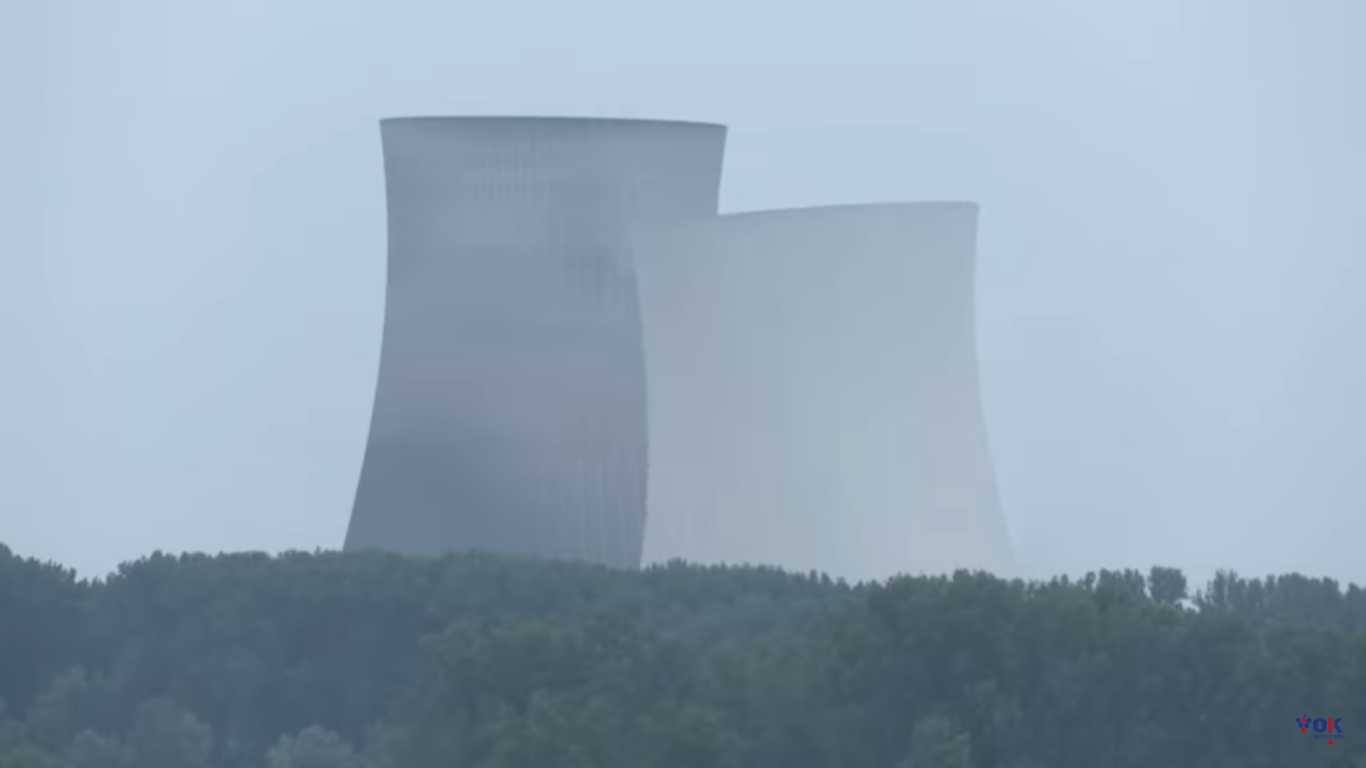 Így néz ki, amikor felrobbantják egy atomerőmű hűtőtornyait