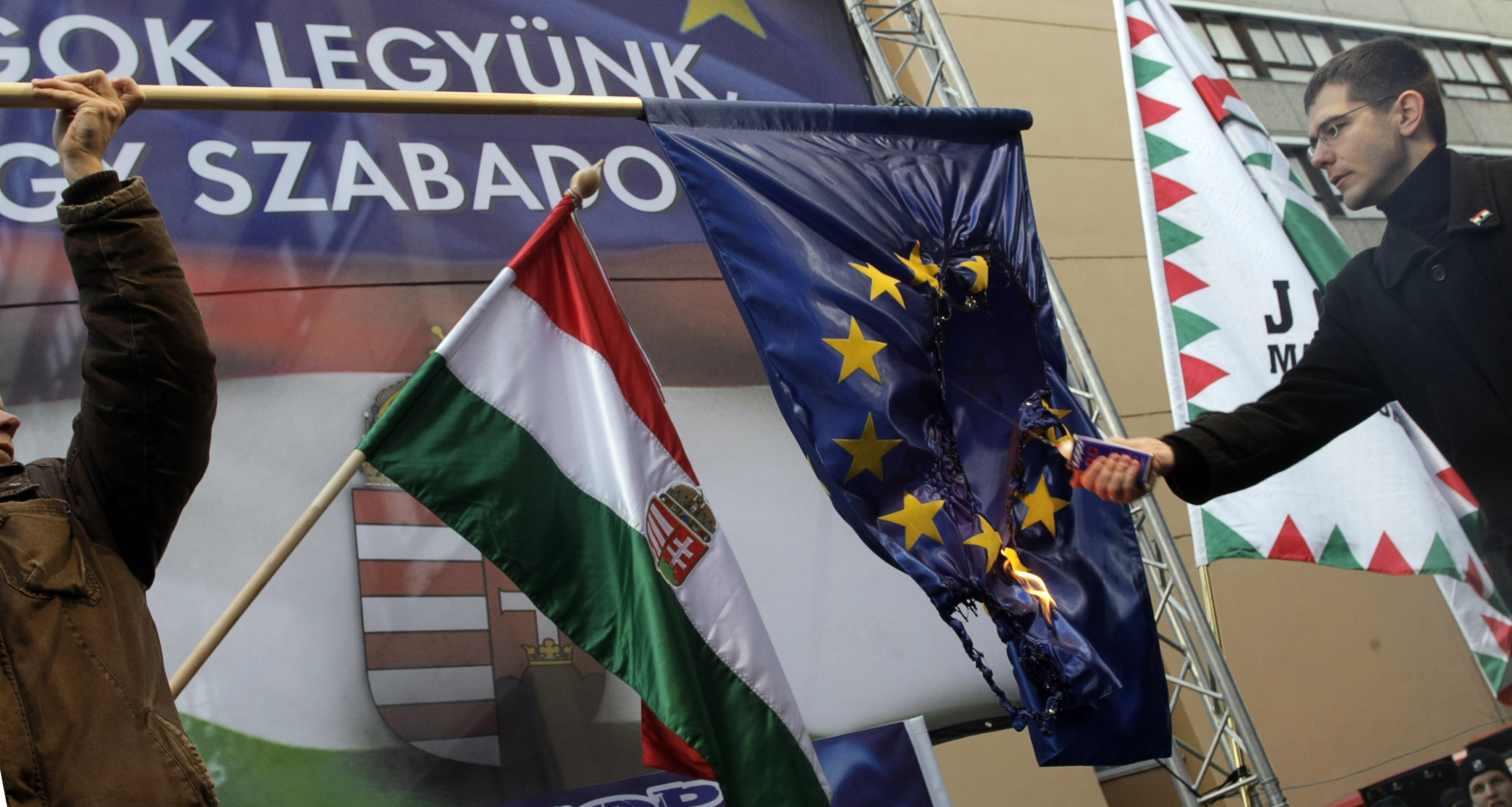 Betiltották az az EU-s zászló égetését Németországban