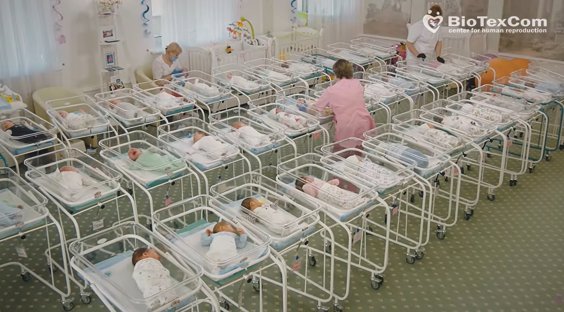 Több száz Nyugatra örökbe adott újszülött rekedt Ukrajnában szülők nélkül a karantén miatt