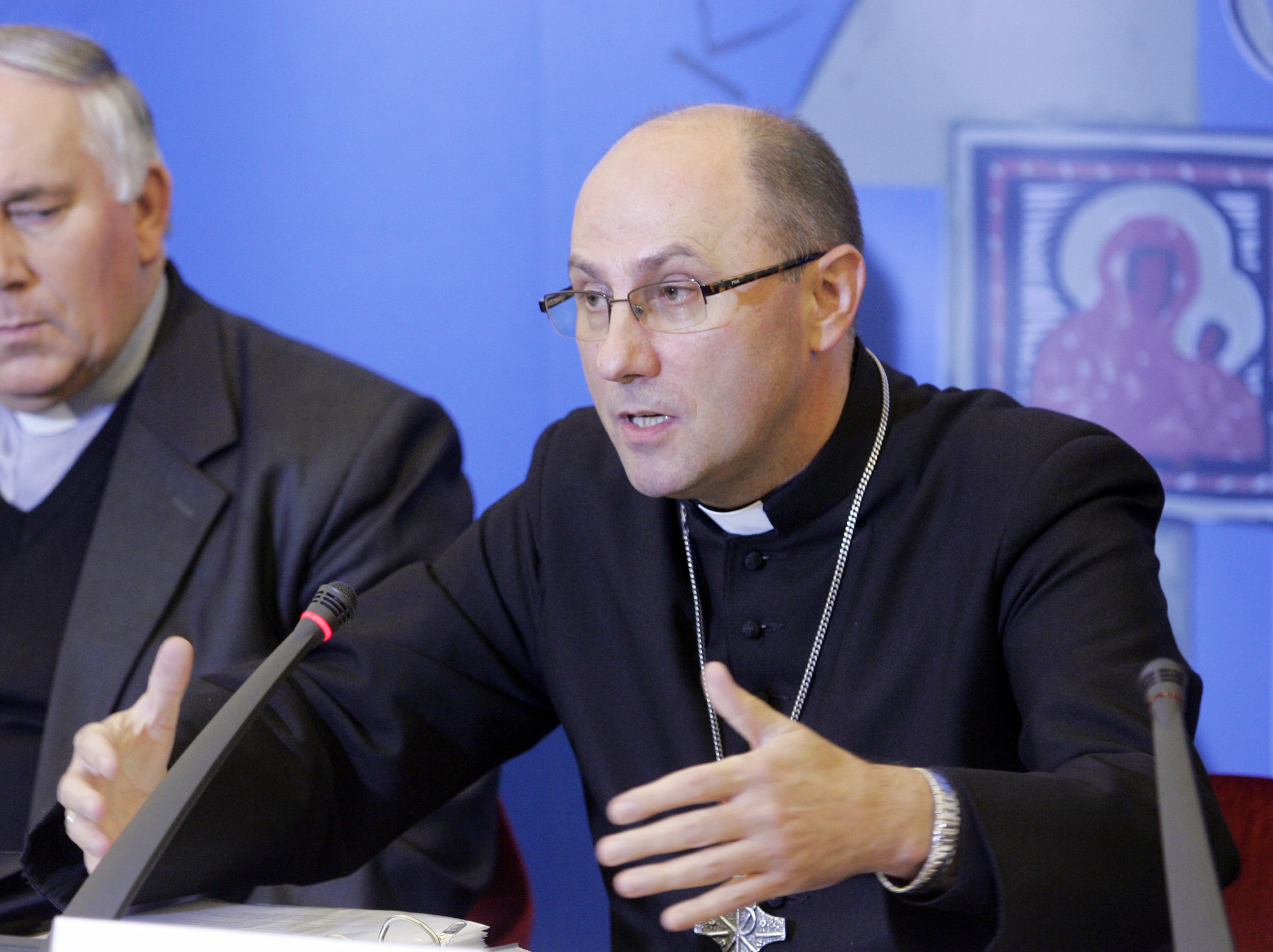 Vatikáni vizsgálatot kezdeményezett a gyermekzaklatási ügyek miatt a lengyel egyház feje