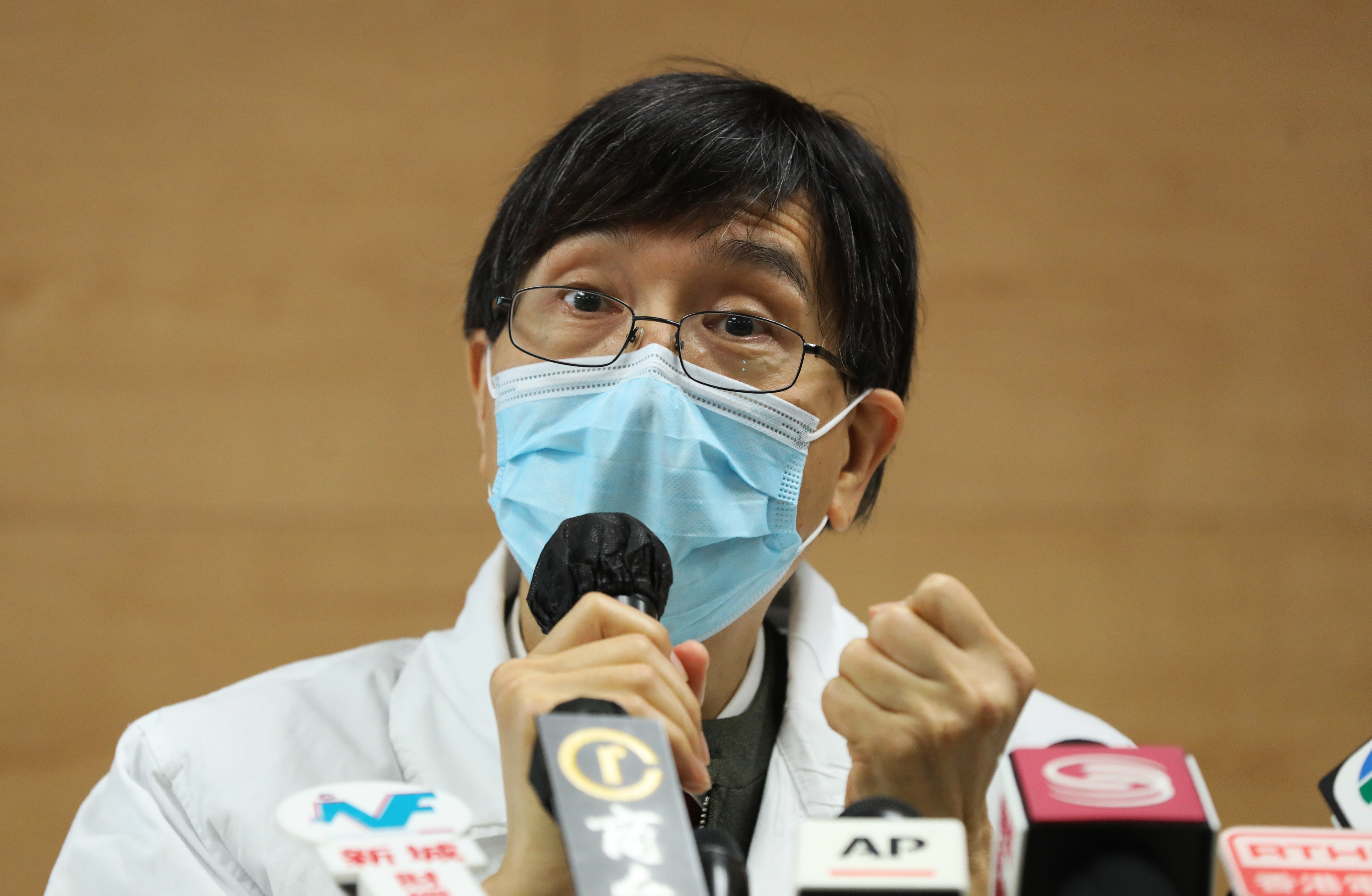 Jüen Kvok-jüng professzor maszkban egy januári sajtótájékoztatón