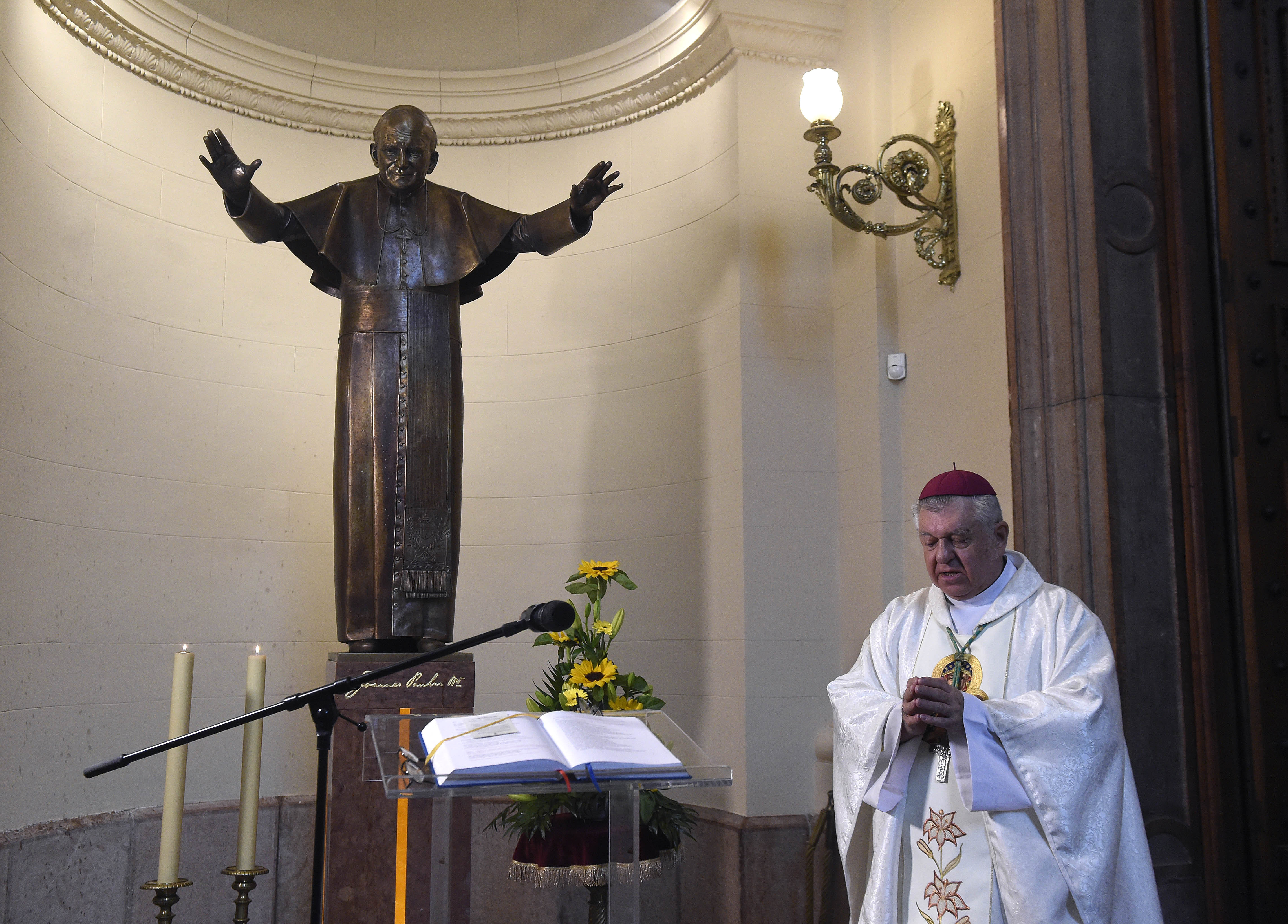 Snell György esztergom-budapesti segédpüspök, a Szent István-bazilika plébánosa megáldja a Szent II. János Pál pápa életnagyságú szobrát a főtemplom papi bejárójánál 2020. május 18-án.