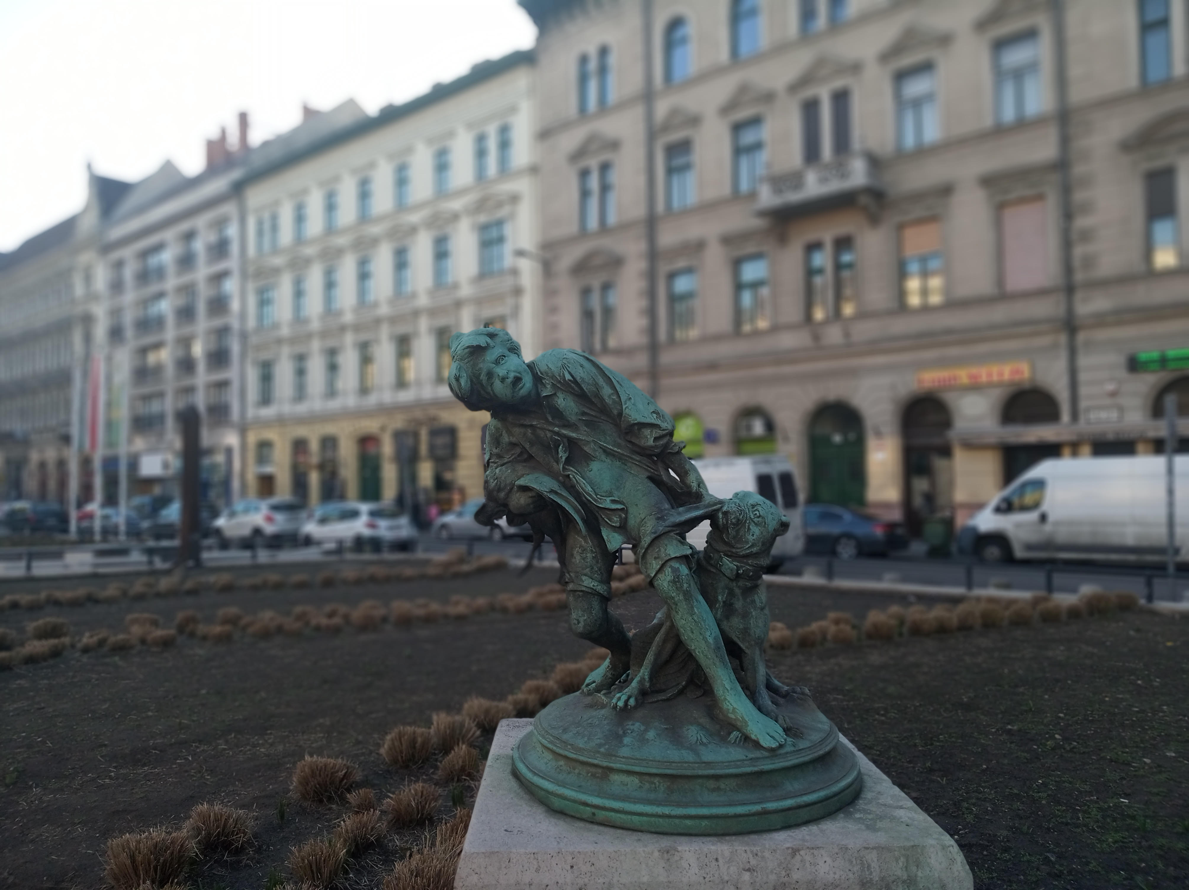 Árpád: Sokszor elmentem már mellette és mindig annyira szürreálisnak tartottam ezt a szobrot, hogy február végén eszembe jutott lefotózni. Aztán most átvitt értelemben itt ez a gyerek: a kollektív életünk, amit jól megcibál ez a kutya-járvány.    Budapest, Krúdy Gyula utca, február 28.
