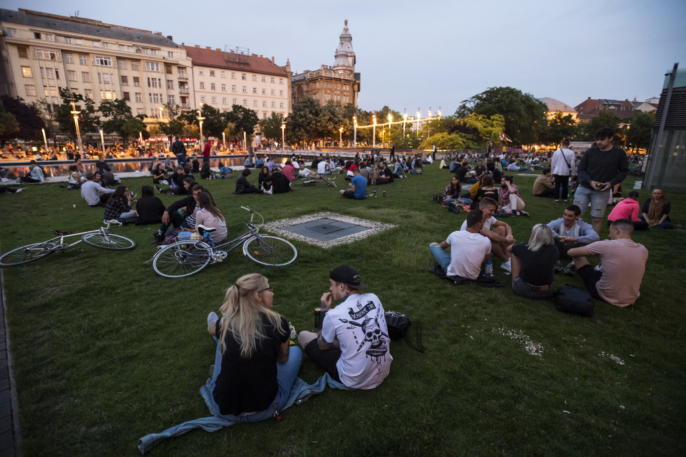Végső kétségbeesésükben bezárást fontolgatnak az Erzsébet tér környéki boltosok