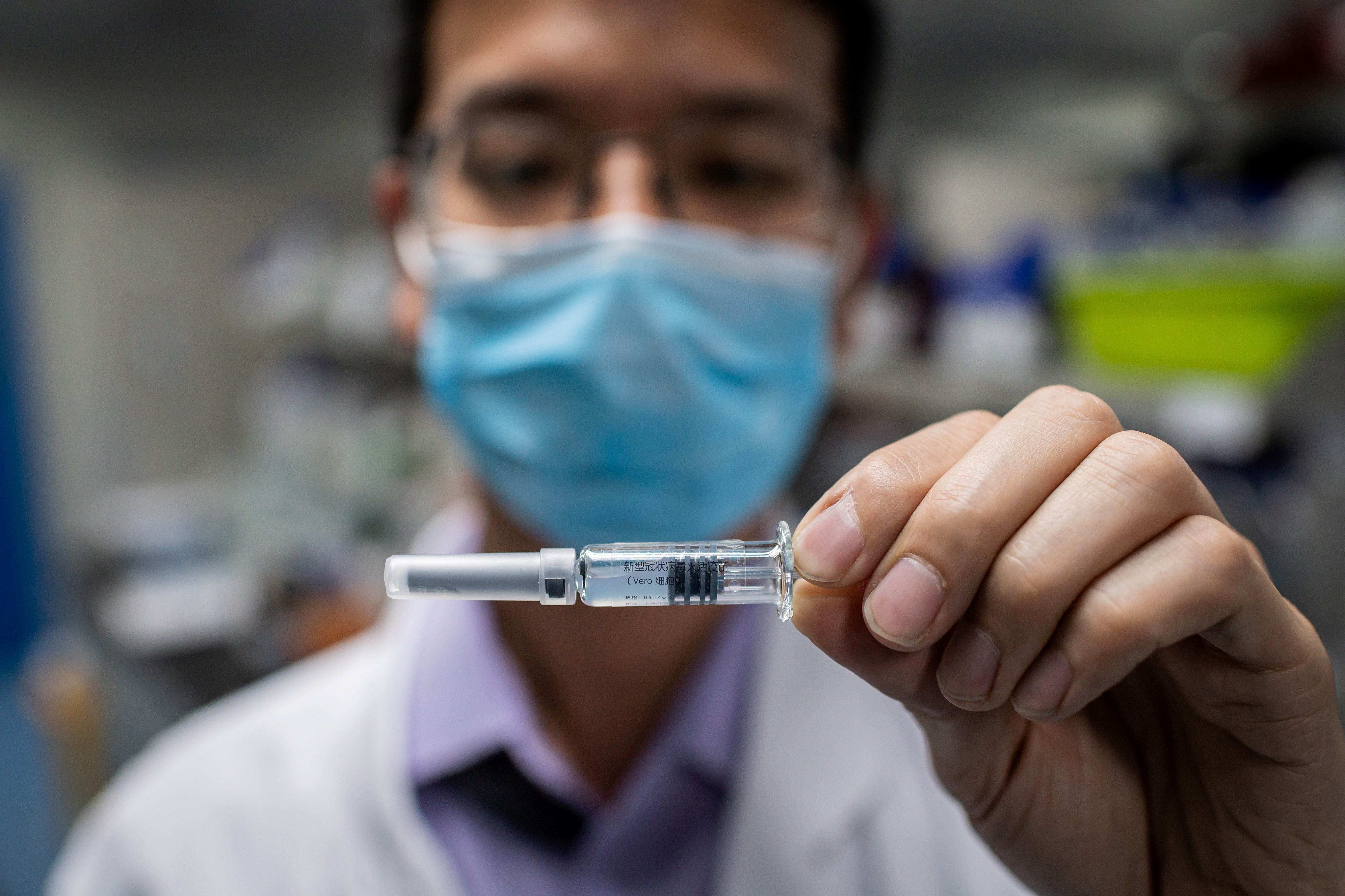 A kínai Sinovac Biotech egyik kutatója a pekingi laboratóriumukban fejlesztett védőoltással. Hszi Csin-ping kínai elnök május 18-án azt ígérte, hogy Kína közkinccsé teszi majd az általuk fejlesztett oltóanyagot.