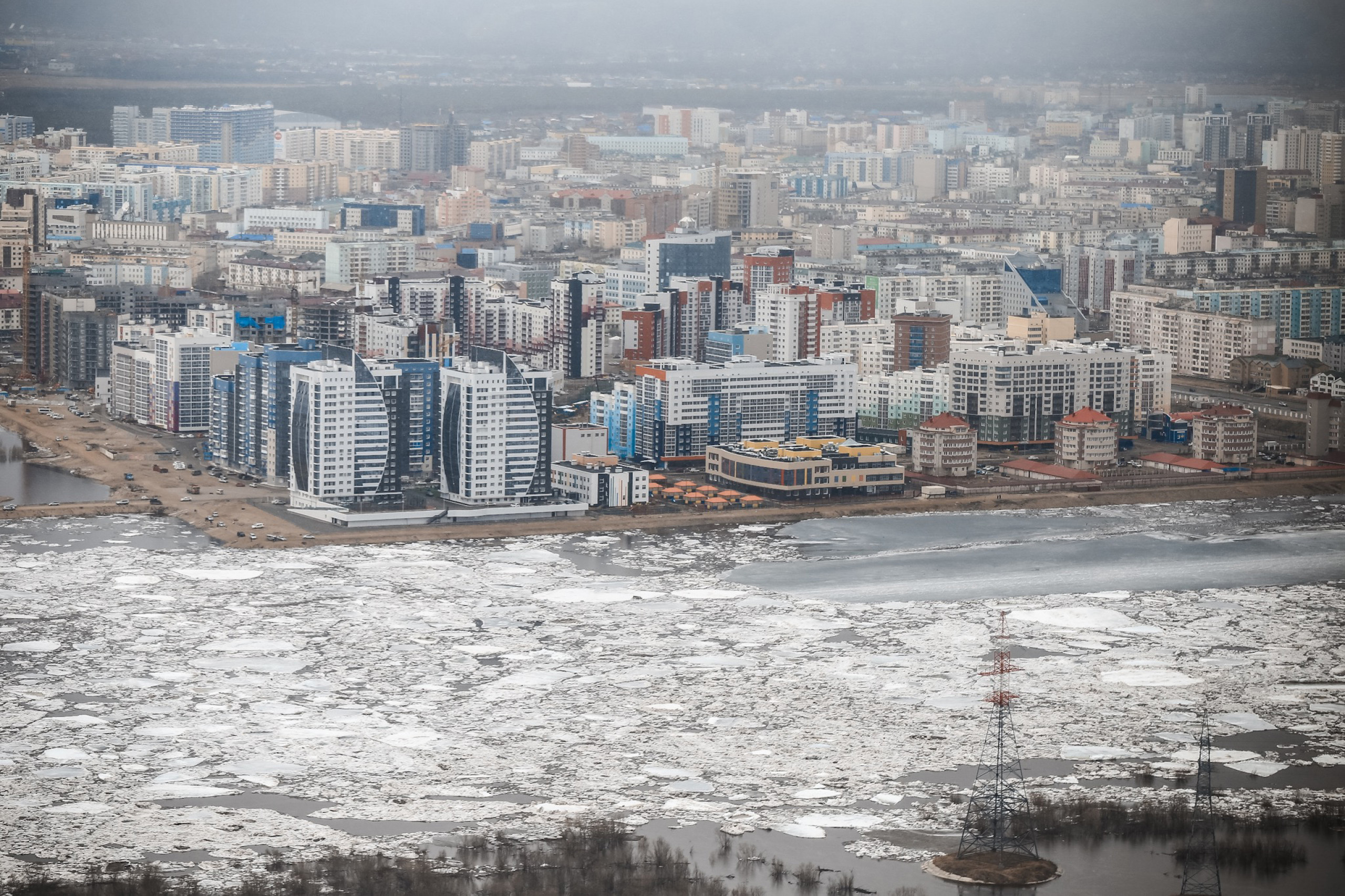 Сколько сейчас в якутии. Ледоход Якутск 2020. Ледоход на Лене 2020 Якутск. 203 Якутск ледоход. Город Якутск 2020.