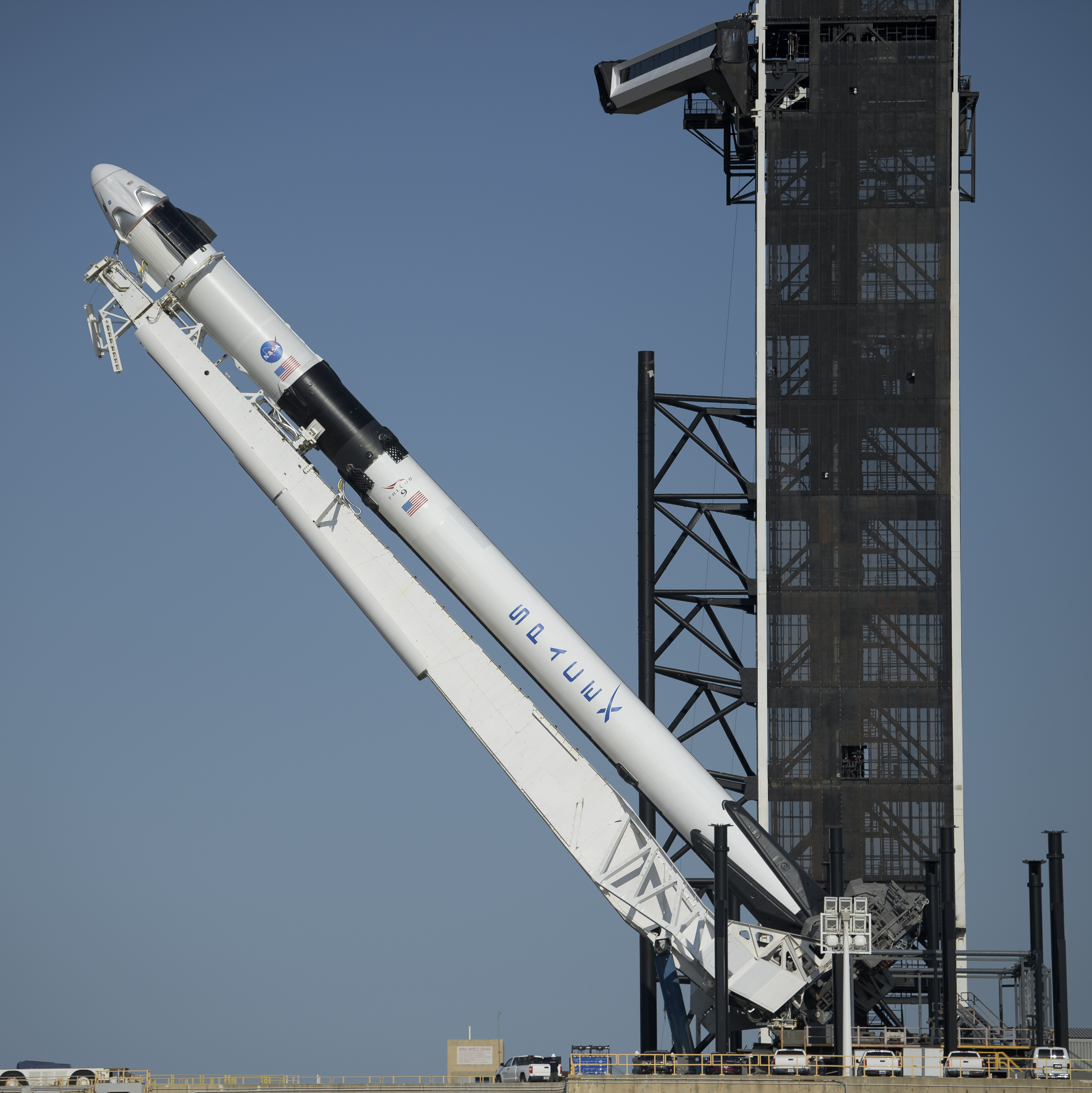 A Falcon 9 hordozórakétára helyezett Crew Dragon űrhajót a kilövési pozícióba állítják a Kennedy Űrközpont 39-es indítóállomásán, a május 21-i előkészületek során