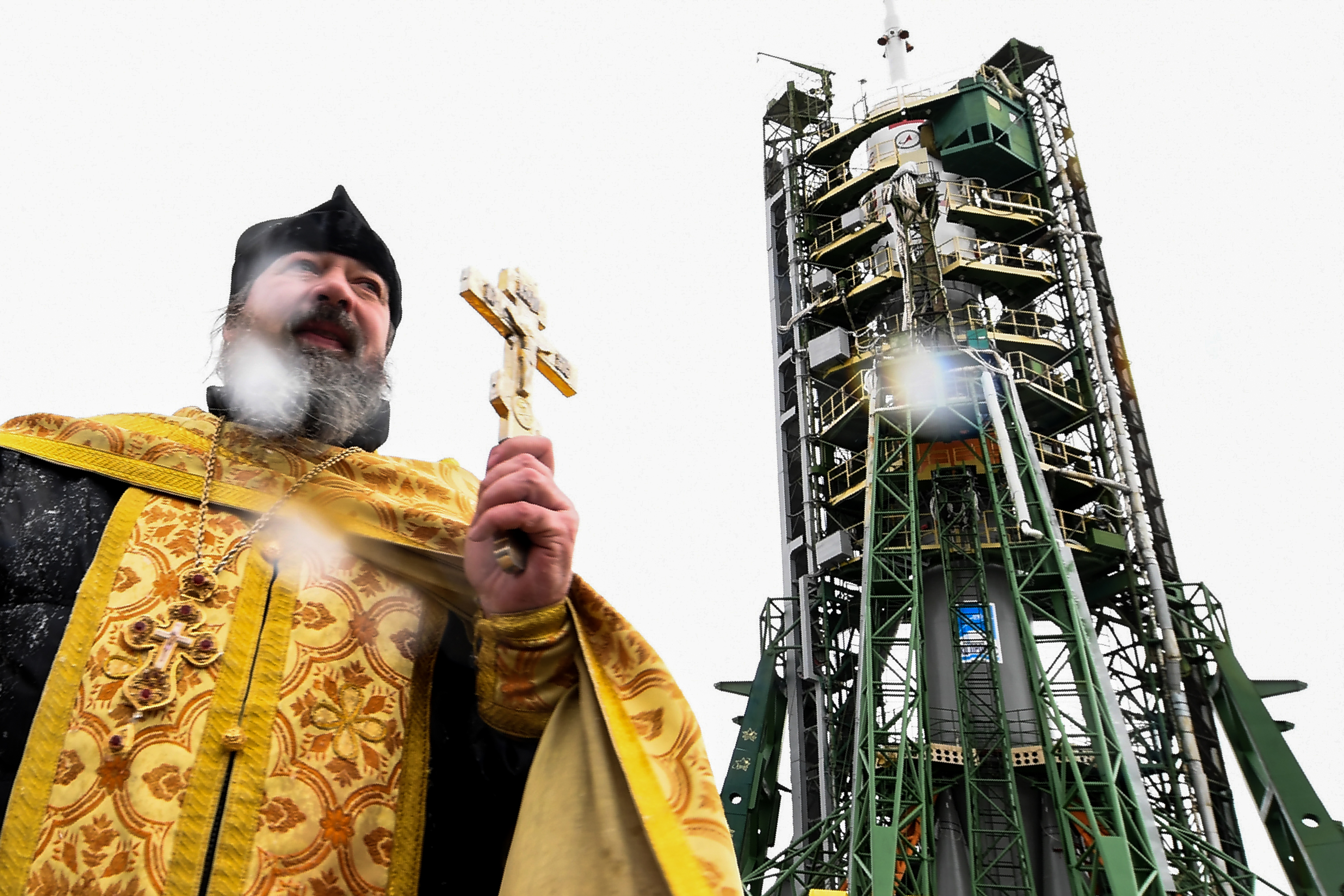 Egy ortodox pap megáldja a Szojuz MSZ–03 űrhajót, amely 2016. november 18-án Bajkonurból szállított egy orosz, egy amerikai és egy francia űrhajóst a Nemzetközi Űrállomásra