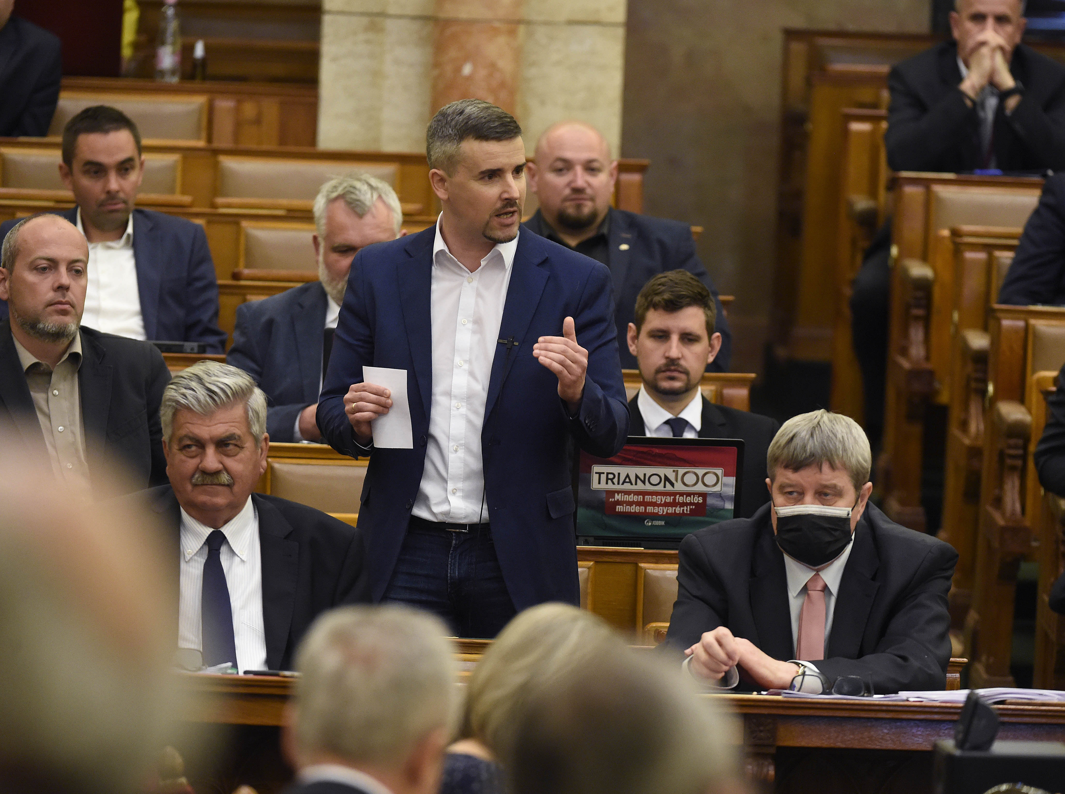 akab Péter, a Jobbik frakcióvezetője, pártelnöke azonnali kérdést tesz fel  az Országgyűlés plenáris ülésén 2020. május 25-én.