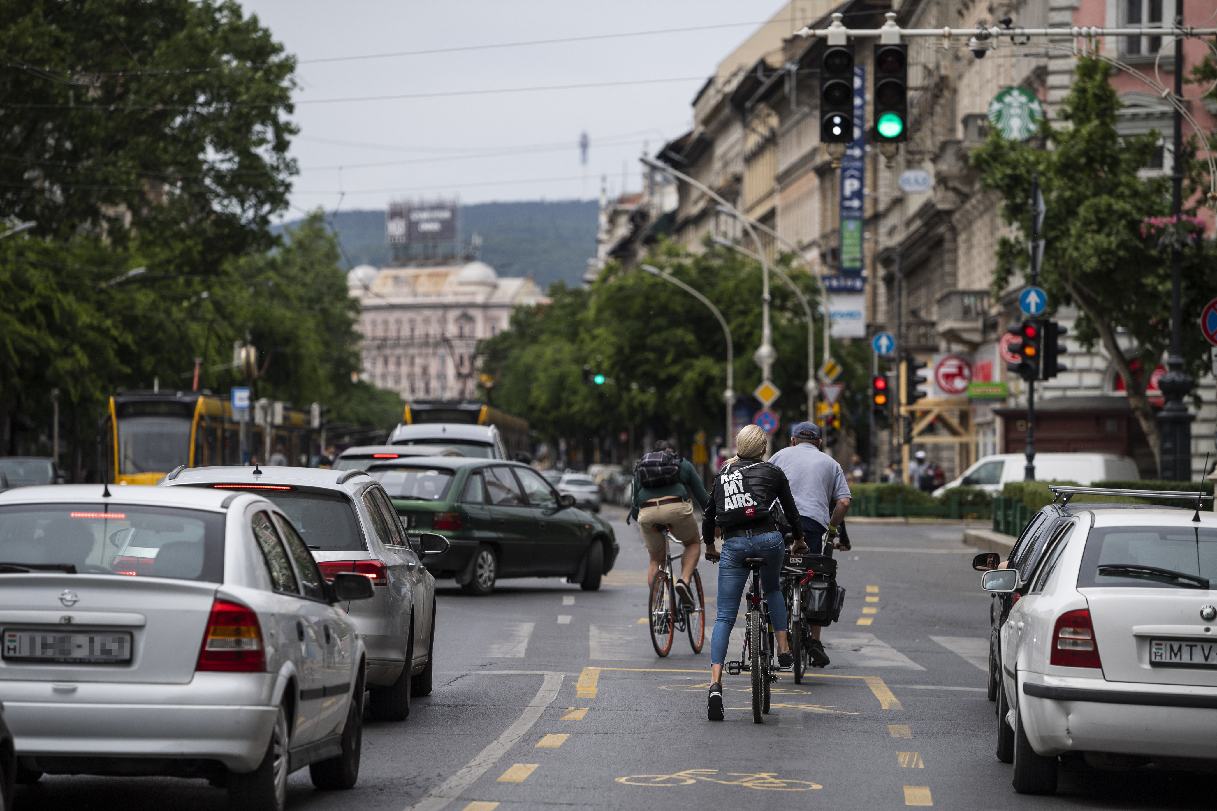 Biciklisek a fõvárosi Nagykörúton kialakított ideiglenes kerékpársávon 2020. május 23-án