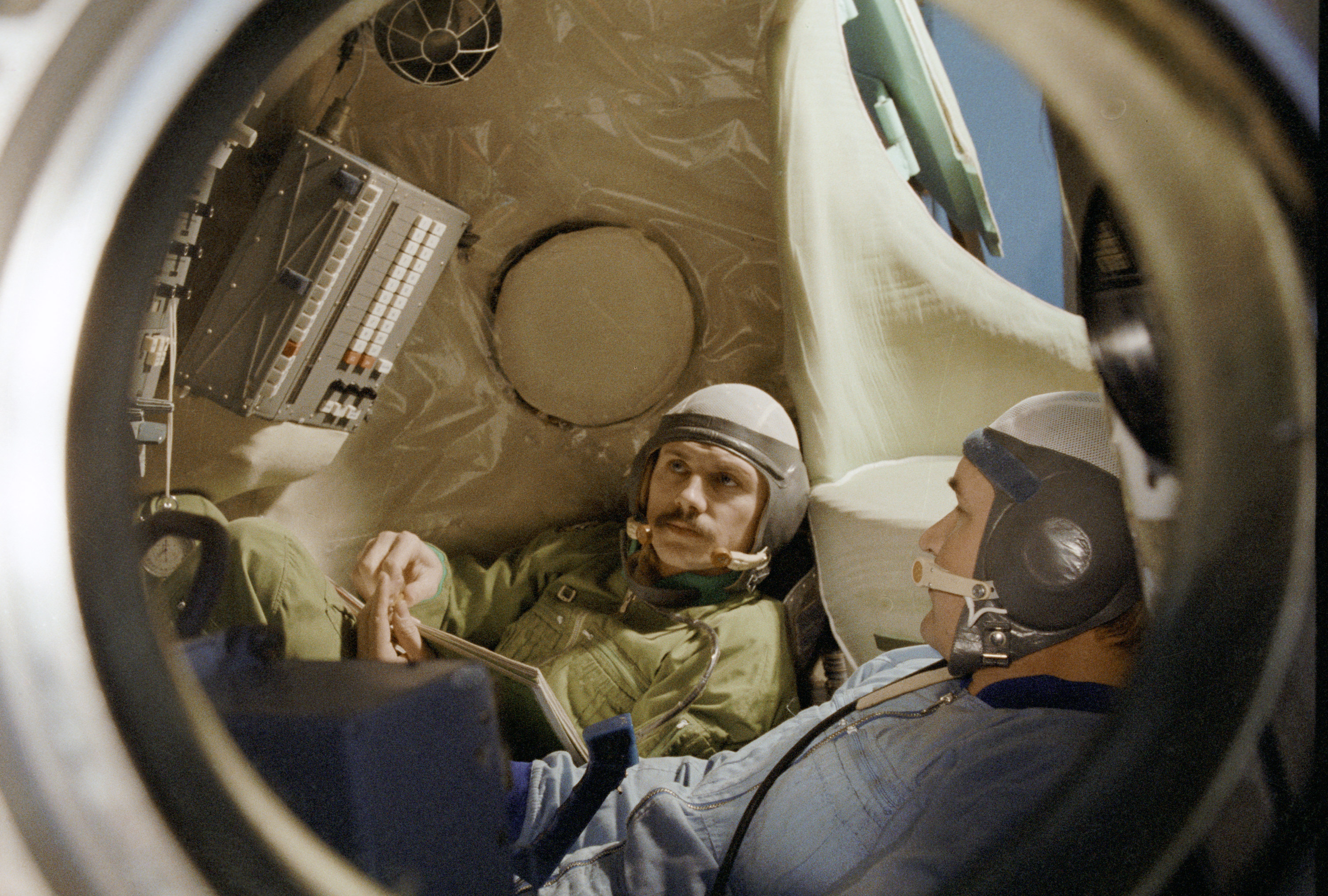 Farkas és Kubaszov az űrhajózás szimulációja közben