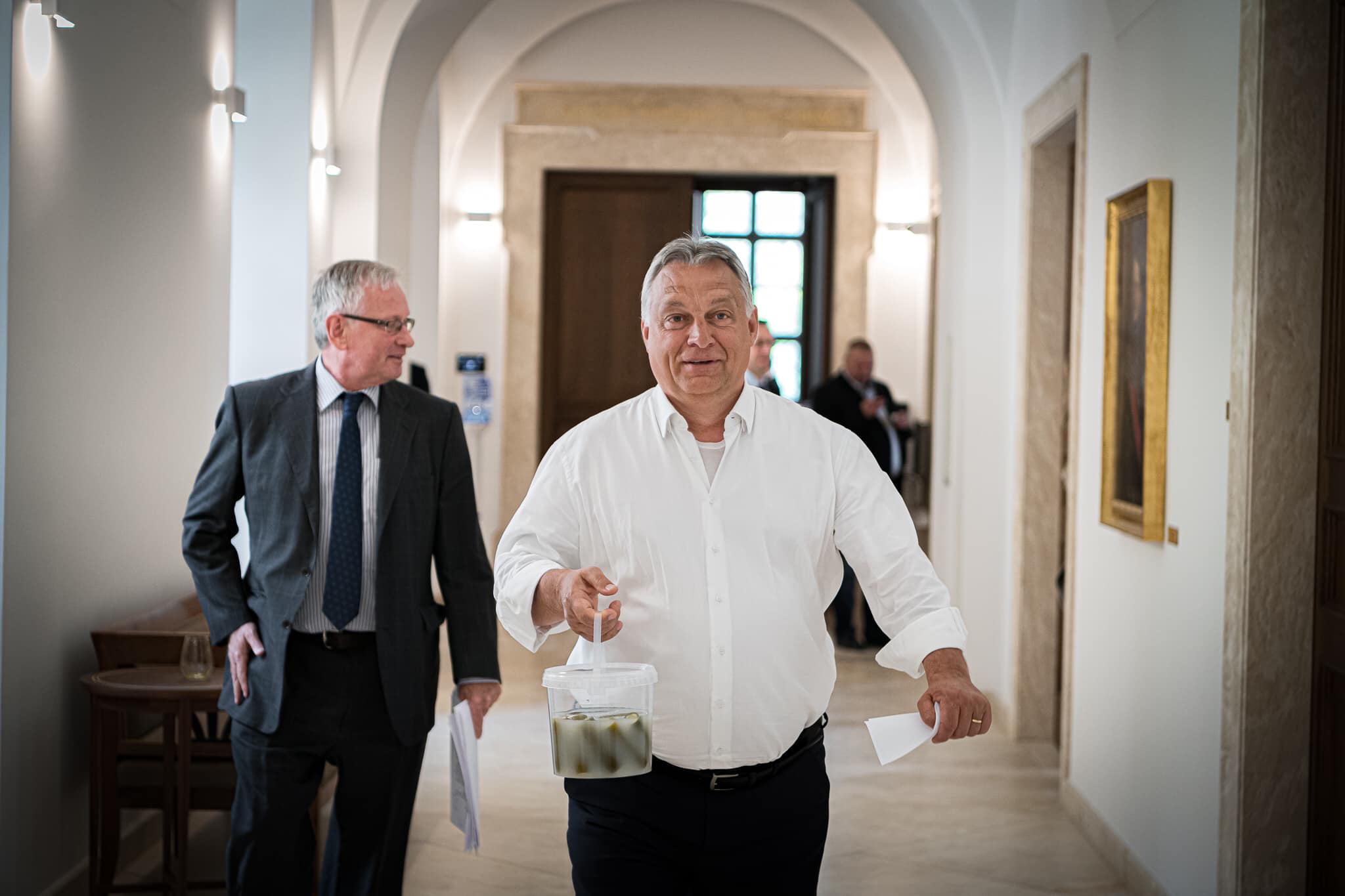 Orbán Viktor kovászos uborkát visz a kormányülésre 2020 májusán