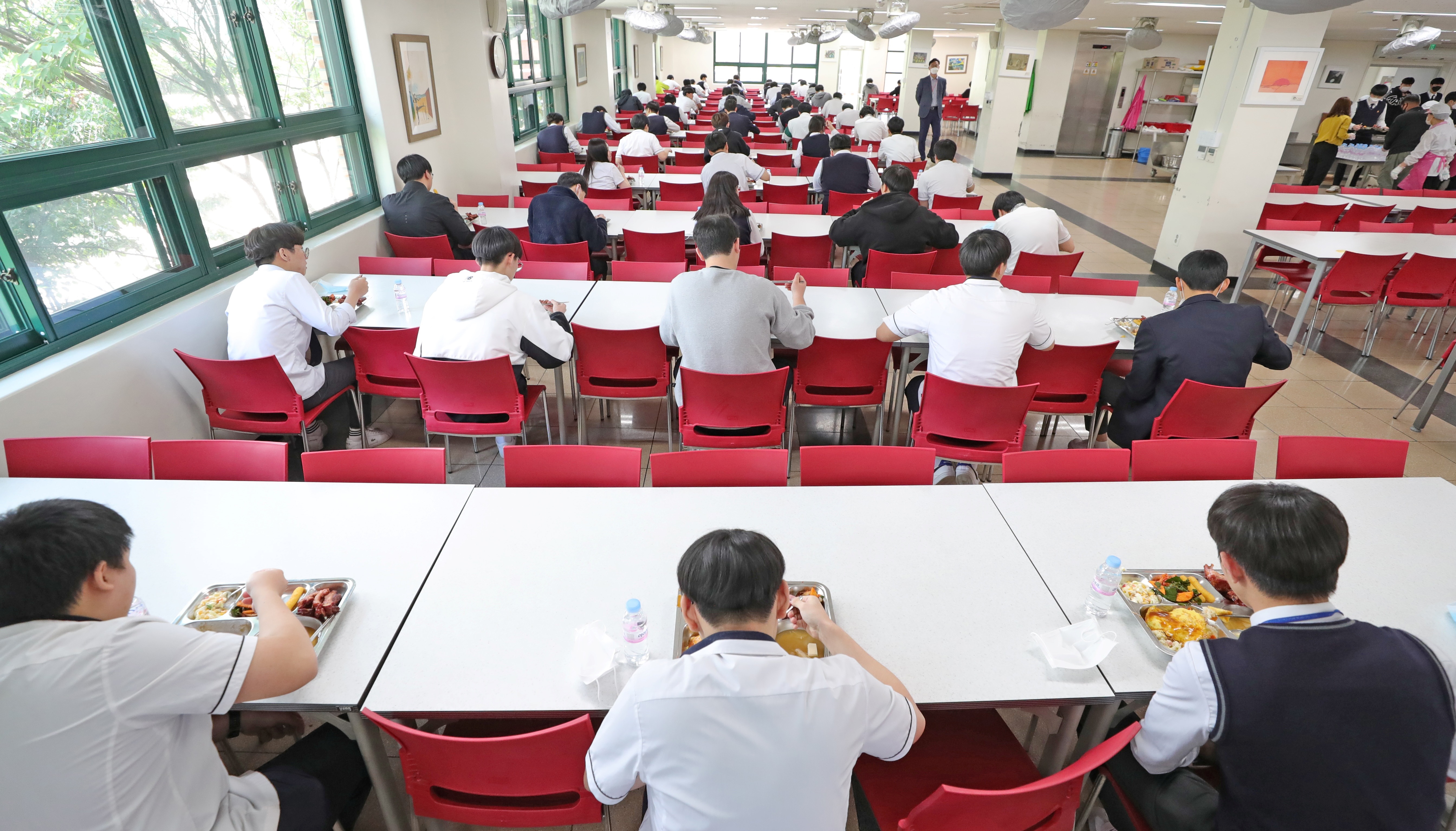Dél-Koreában néhány nap után be kellett zárni a megnyitott iskolákat, mert újra terjedni kezdett a koronavírus