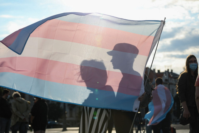 Transzneműek tiltakozása a Hősöt terén 2020. májusában.