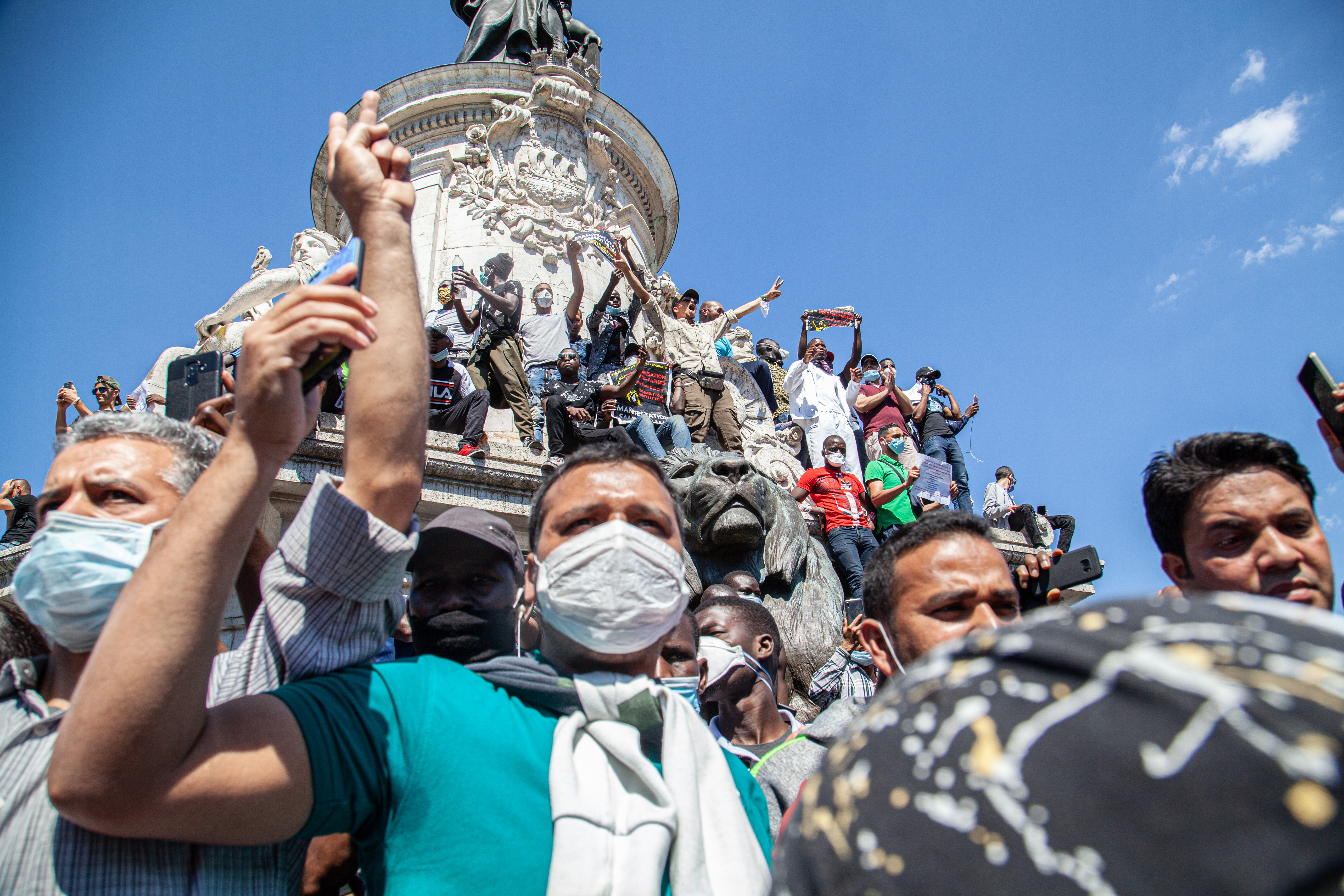 Ezrek tüntettek Párizsban az illegális bevándorlók jogaiért