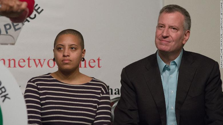New York polgármesterének lányát is letartóztatták a szombati rendőrierőszak-ellenes tüntetésen