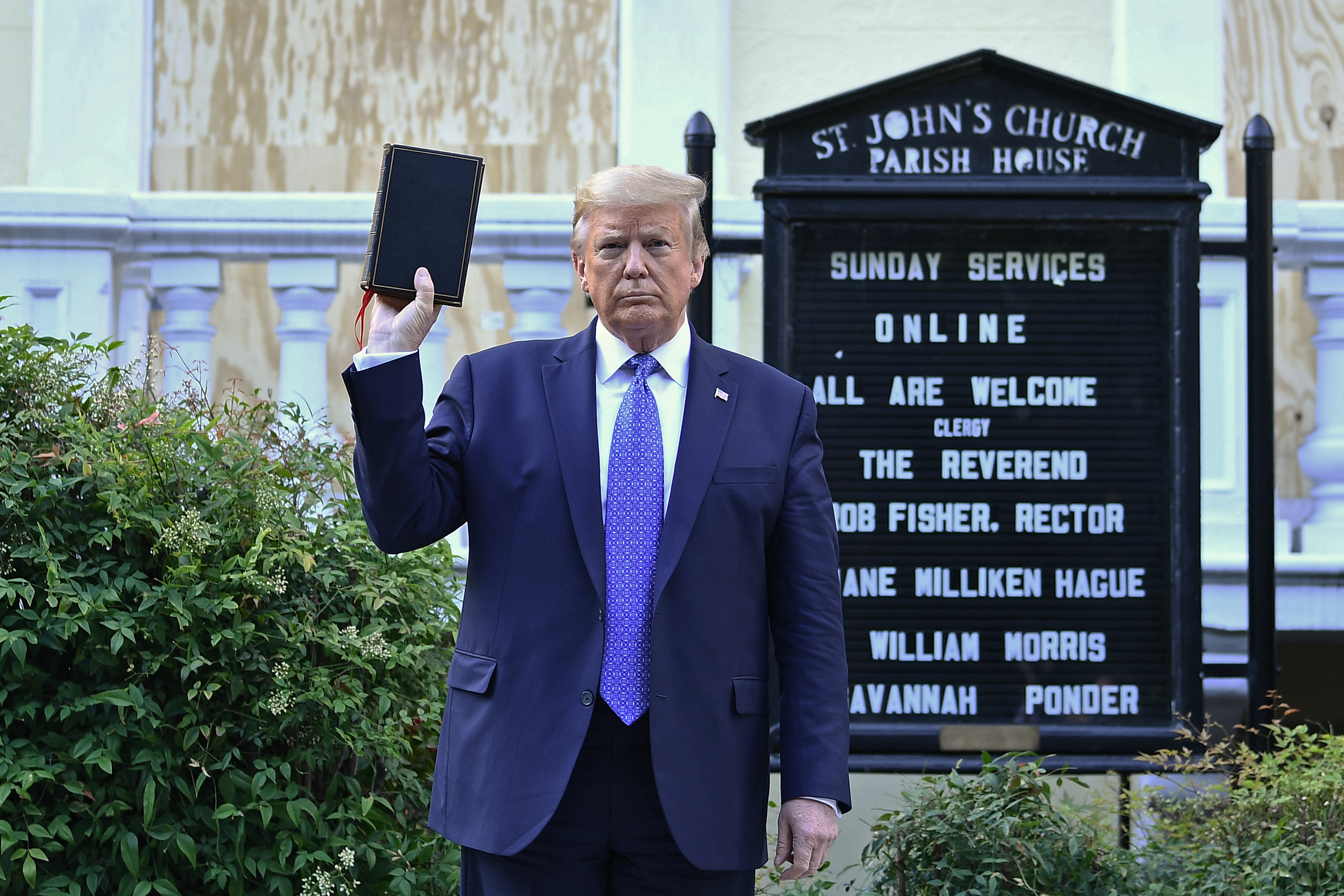 Könnygázzal és gumilövedékkel oszlatták a tüntetőket, hogy elkészülhessen Trump fotója a Bibliával