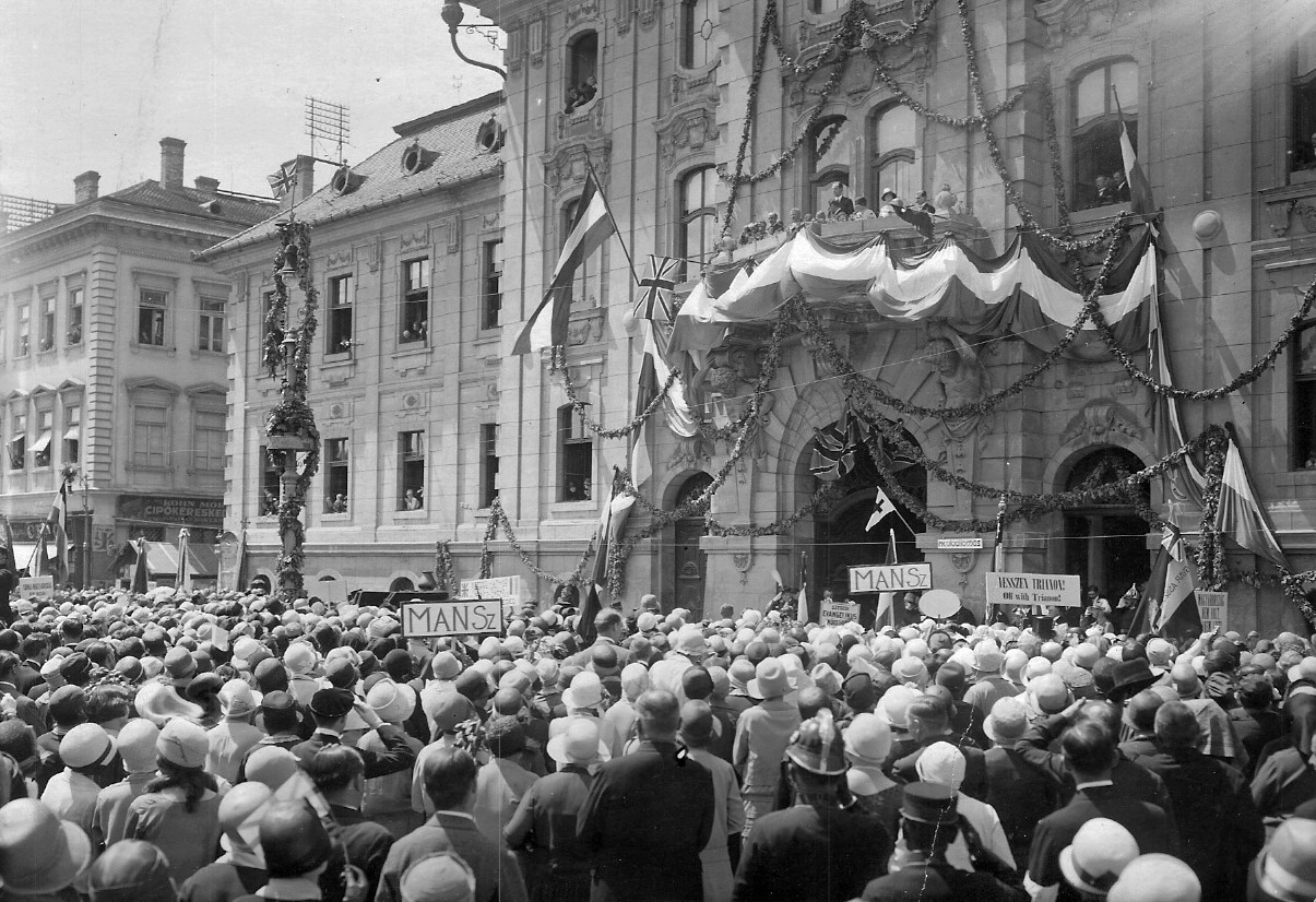 Trianon elleni tüntetés a szegedi városháza előtt, 1920