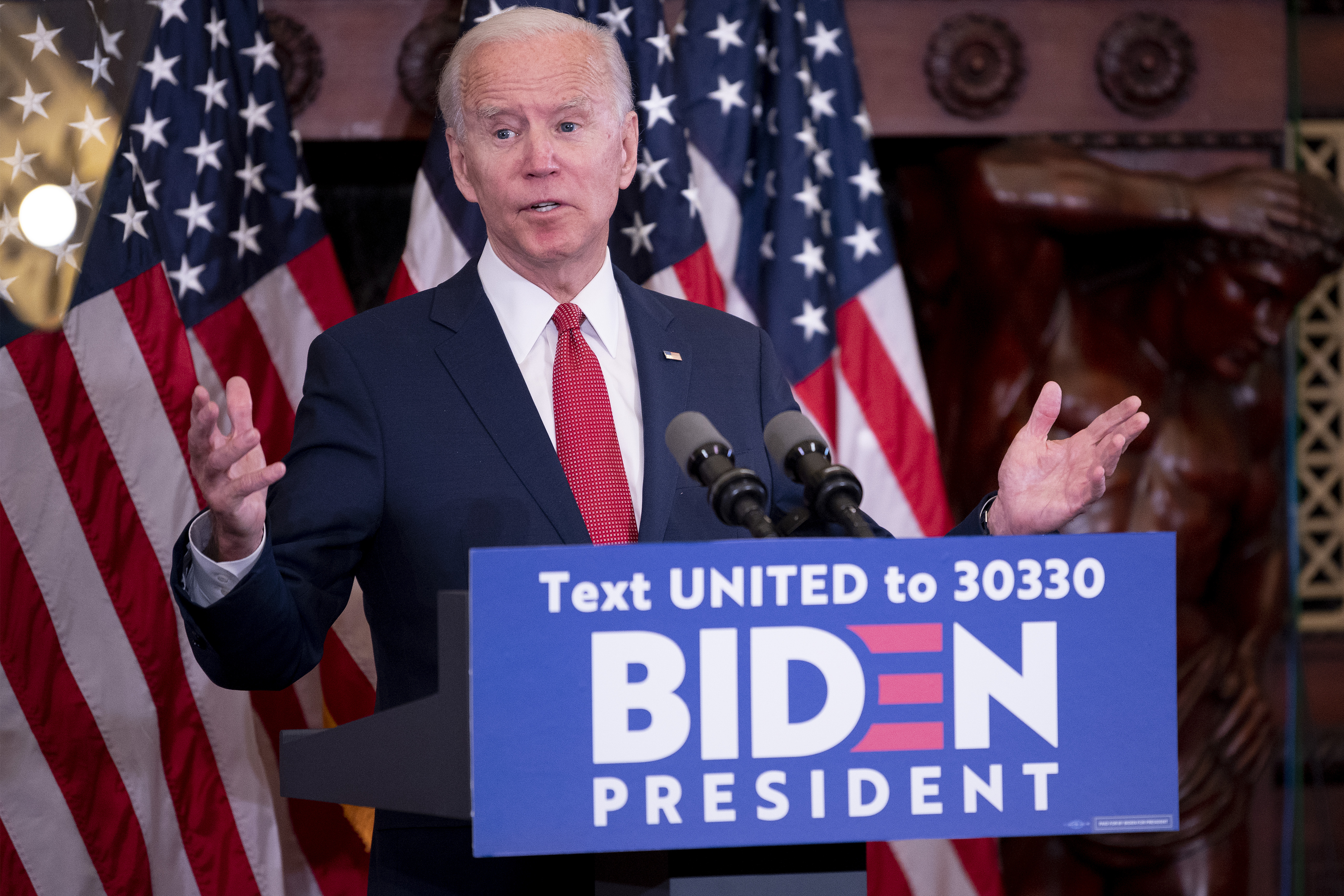 Joe Biden demokrata elnökjelölt 2020. június 2-án a Philadelphia City Hallban