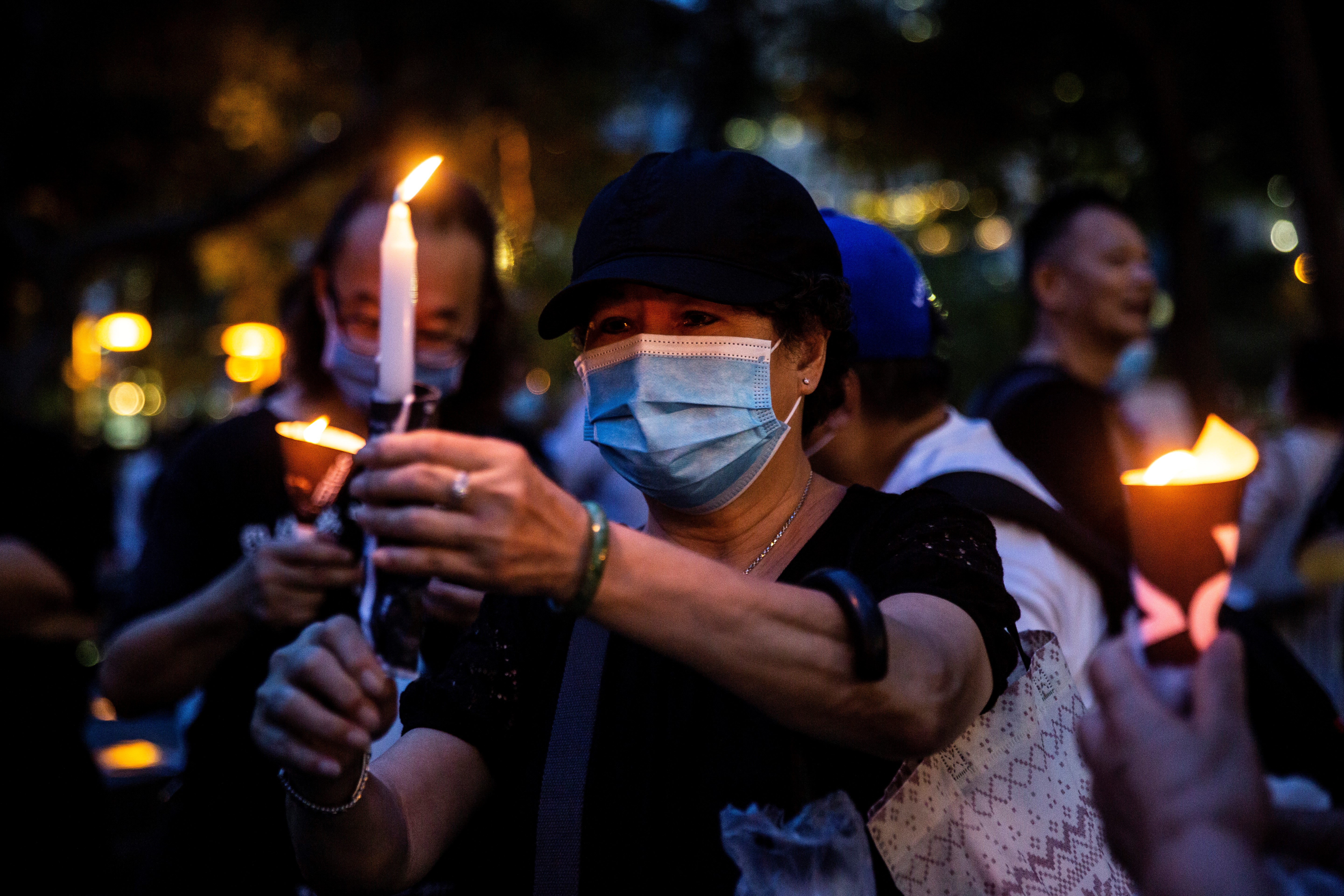 A tiltás ellenére több ezren gyülekeznek Hongkongban, hogy a Tienanmen téri vérengzésre emlékezzenek
