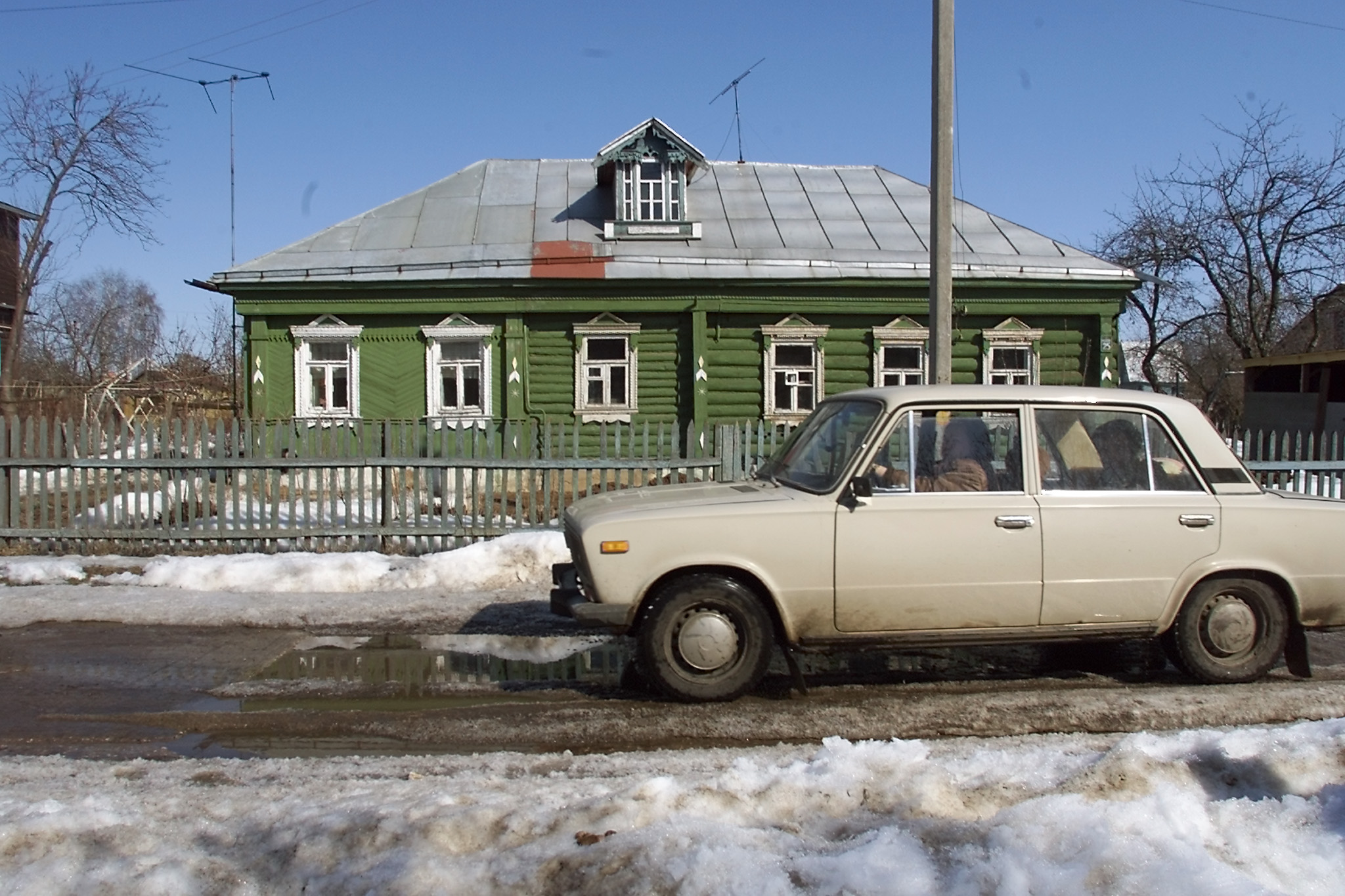 Putyin: Minden tisztségviselőnek orosz autót kell használnia