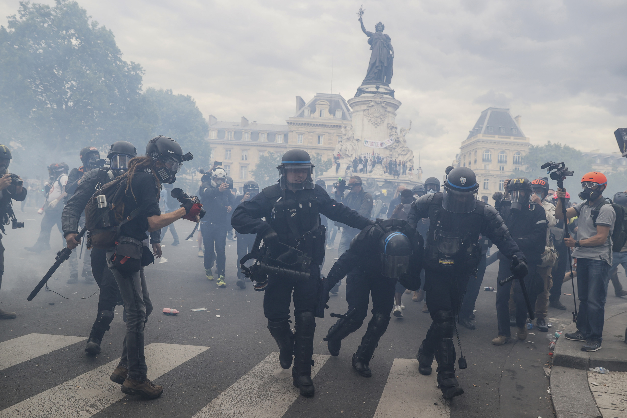 Нападение французский. Протесты в Париже 2020. Франция столкновения с полицией. Протесты во Франции полиция. Разгон демонстрантов в Париже.