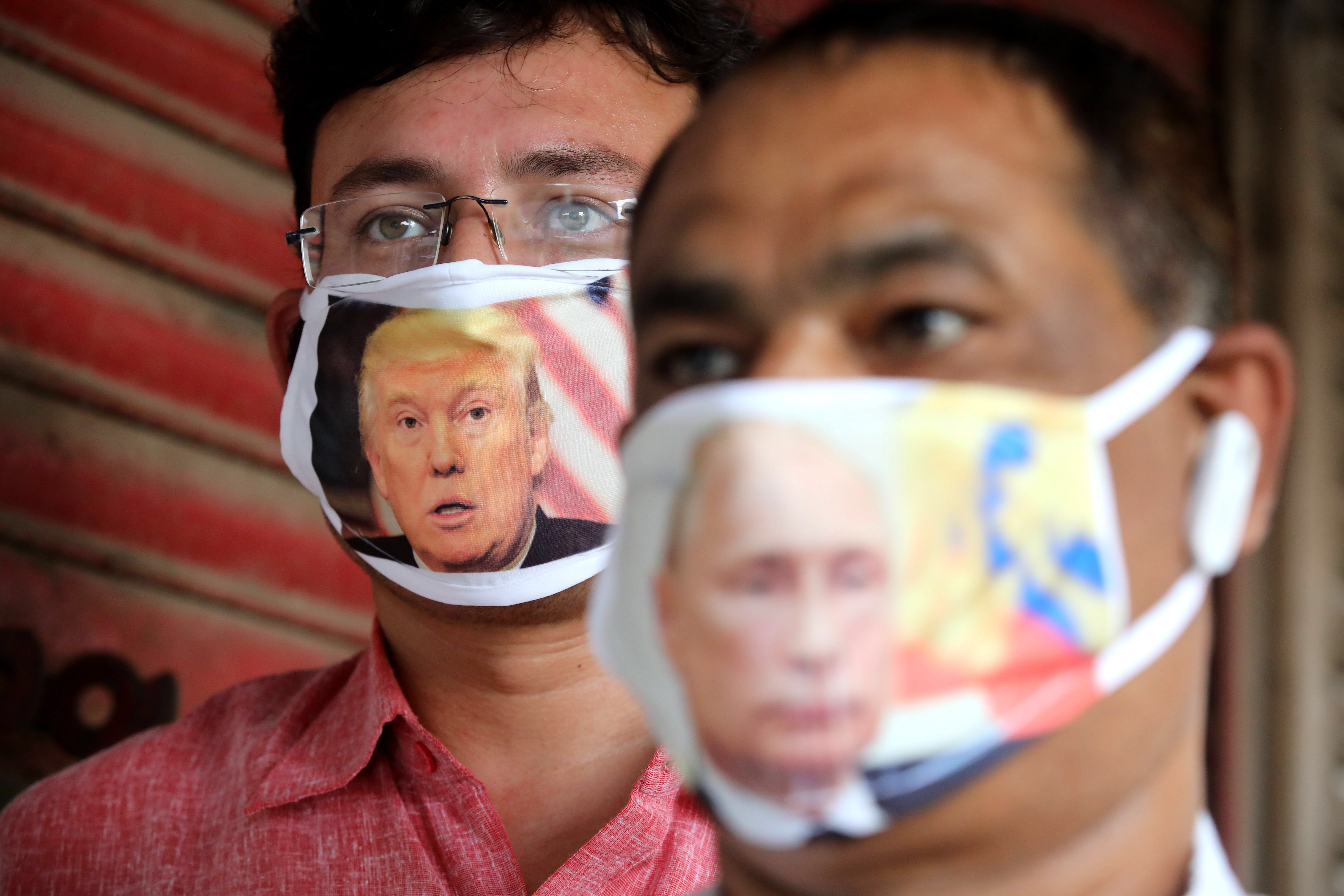 Putyin orosz és Trump amerikai elnök portréjával díszített szájmaszk az indiai Bhopal városban, június 10-én.