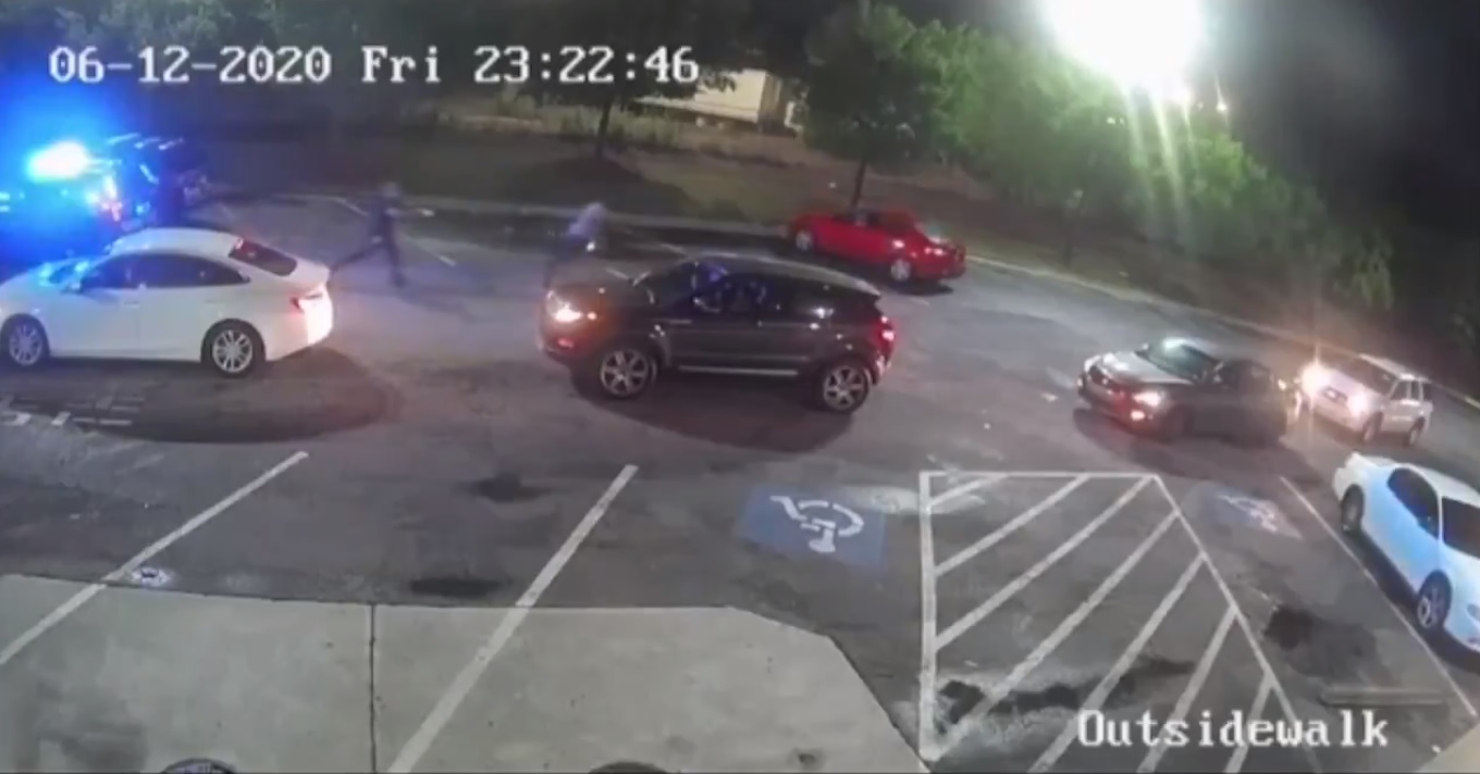 Vádat emeltek a rendőr ellen, aki a múlt héten agyonlőtt egy fekete férfit Atlantában