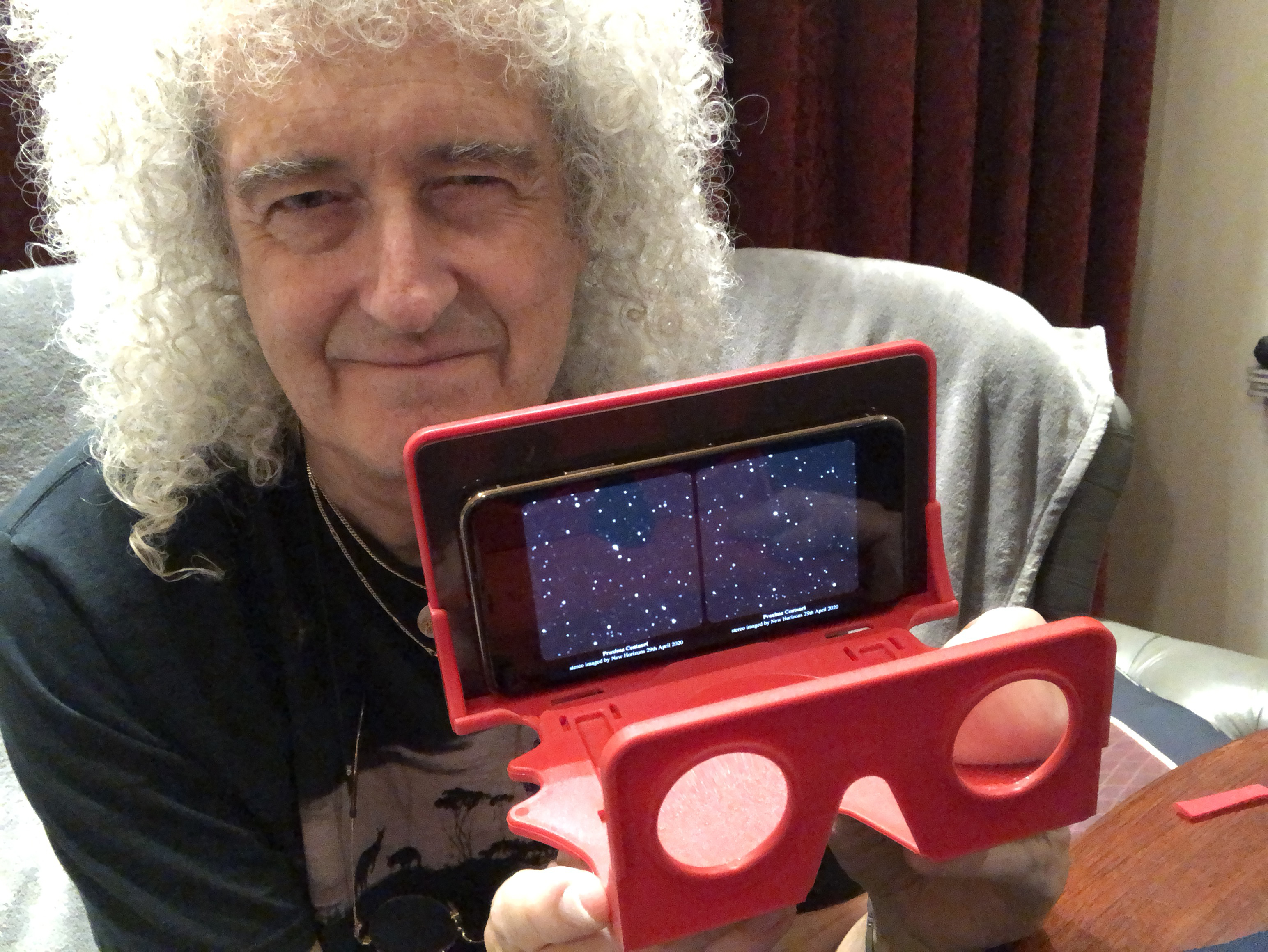 Brian May a Proxima Centauri-ról készített sztereo-képpel.