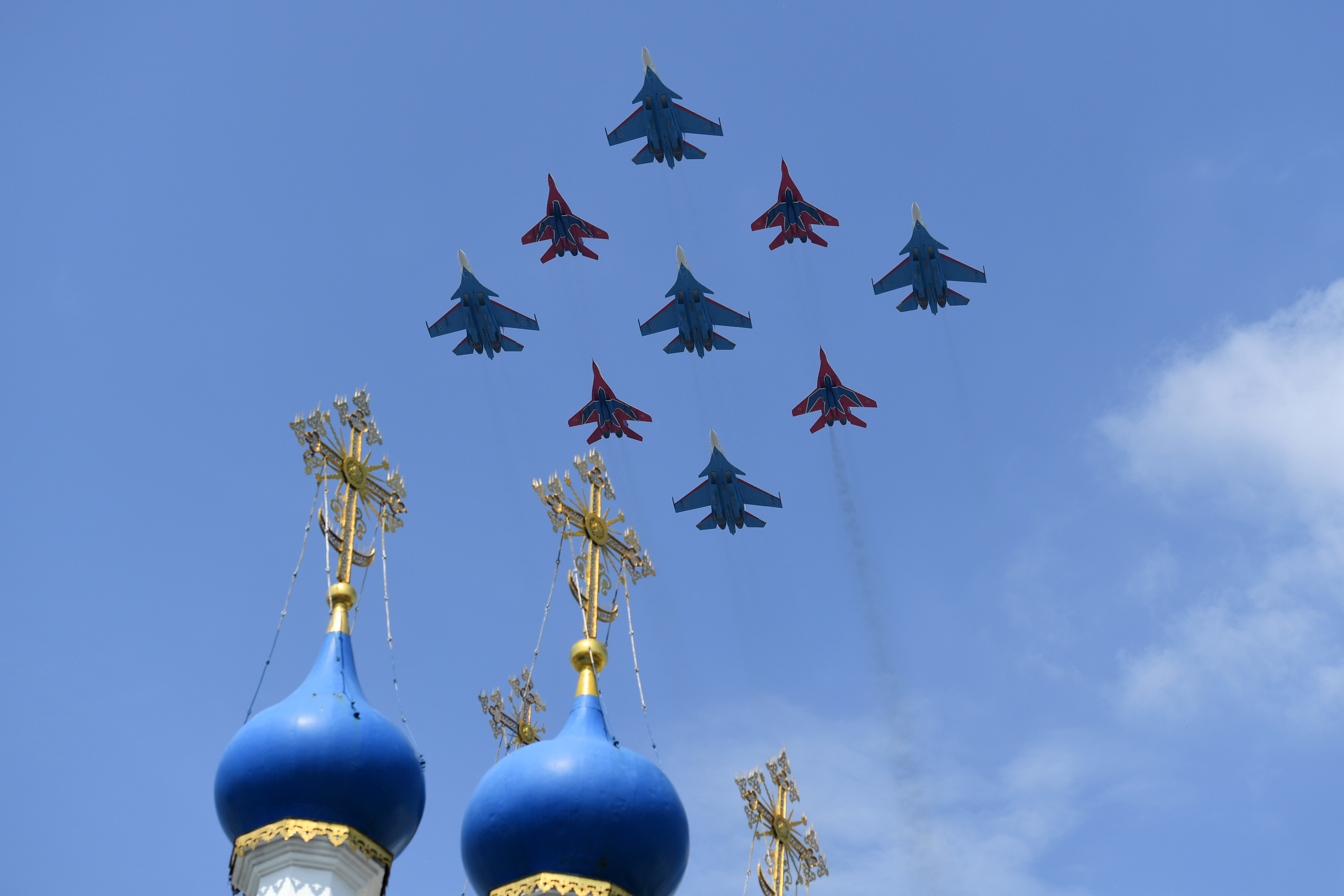 Szu-30SZM és MiG-29-es vadászgépek köteléke a belváros felett.
