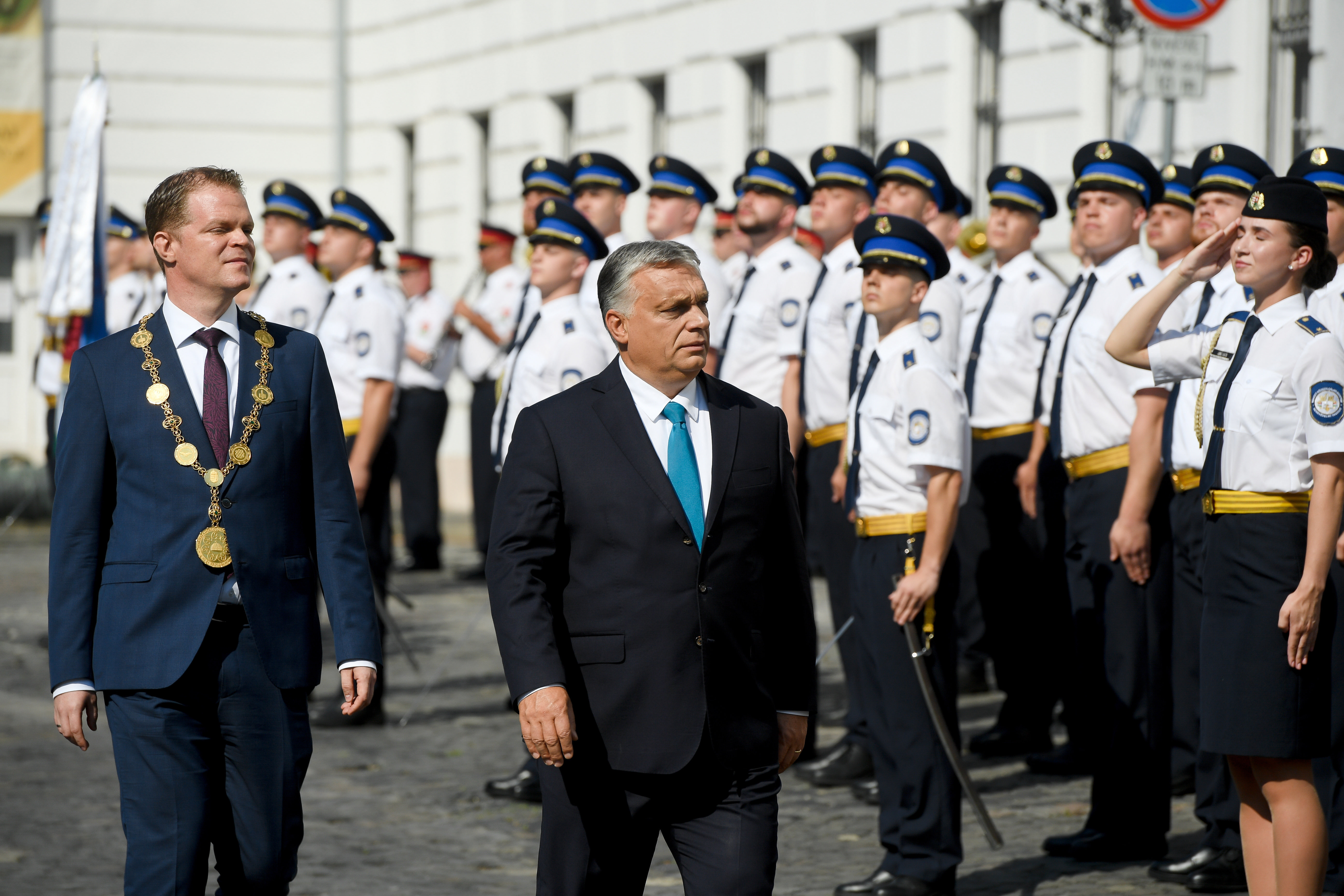 Orbán bejelentette, hogy Magyarországon sosem fogják magukra hagyni az egyenruhásokat