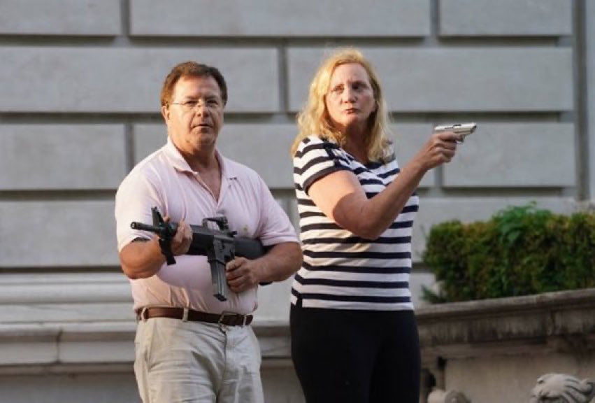 A műreneszánsz palotája előtt a tüntetőket félautomata fegyverrel fenyegető fehér háziúr és pisztolyos felesége az amerikai helyzet friss szimbólumai