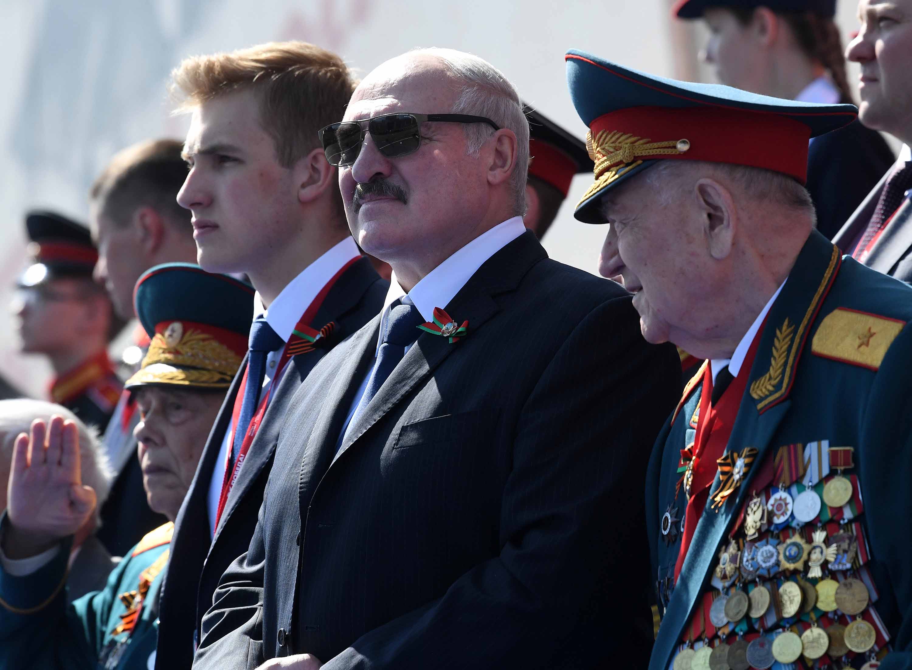 Középen: Alekszander Lukasenka fiával, Nyikolaj Lukasenkával