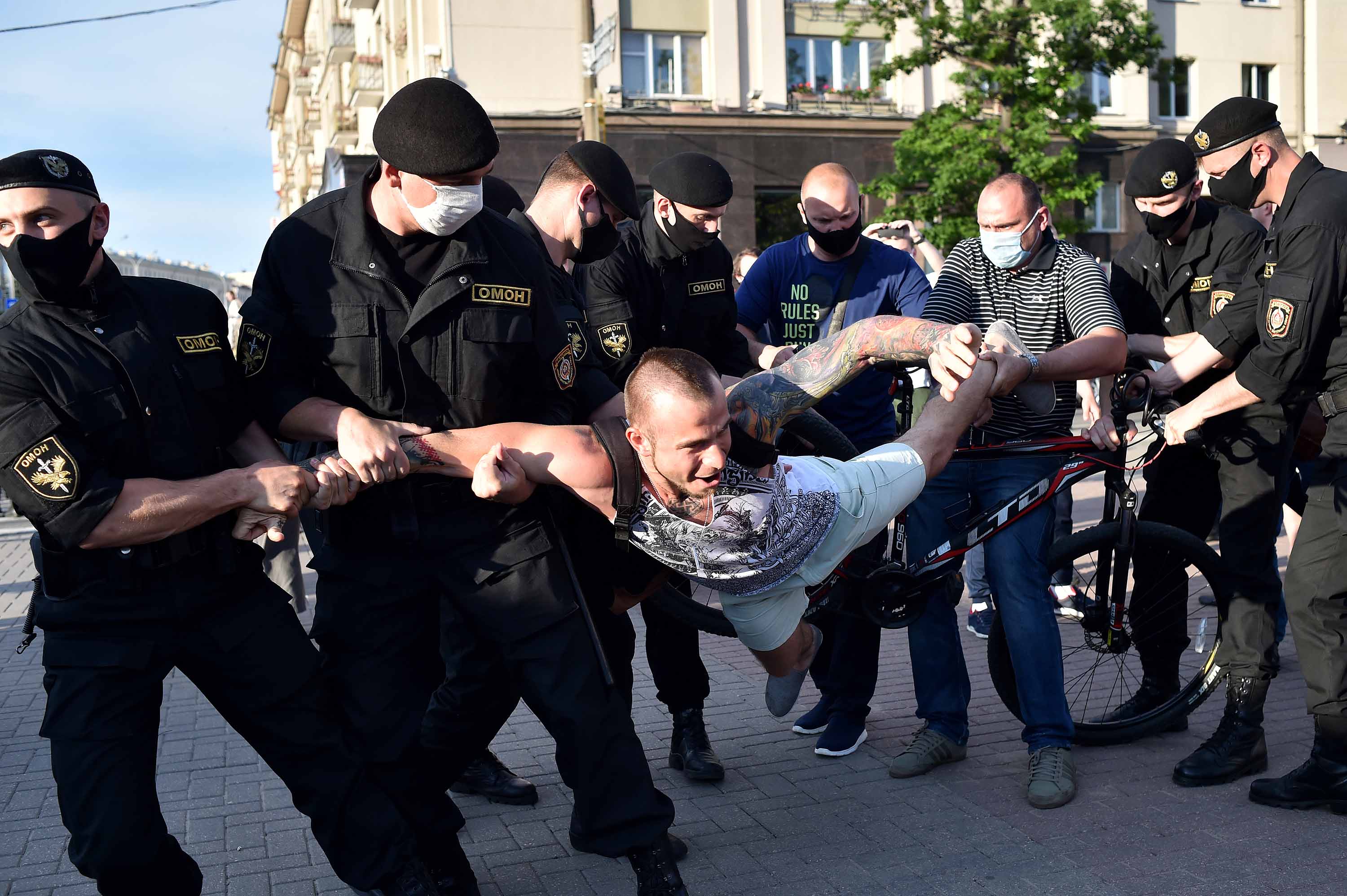 Tüntető megfékezése egy június 19-i minszki ellenzéki megmozduláson