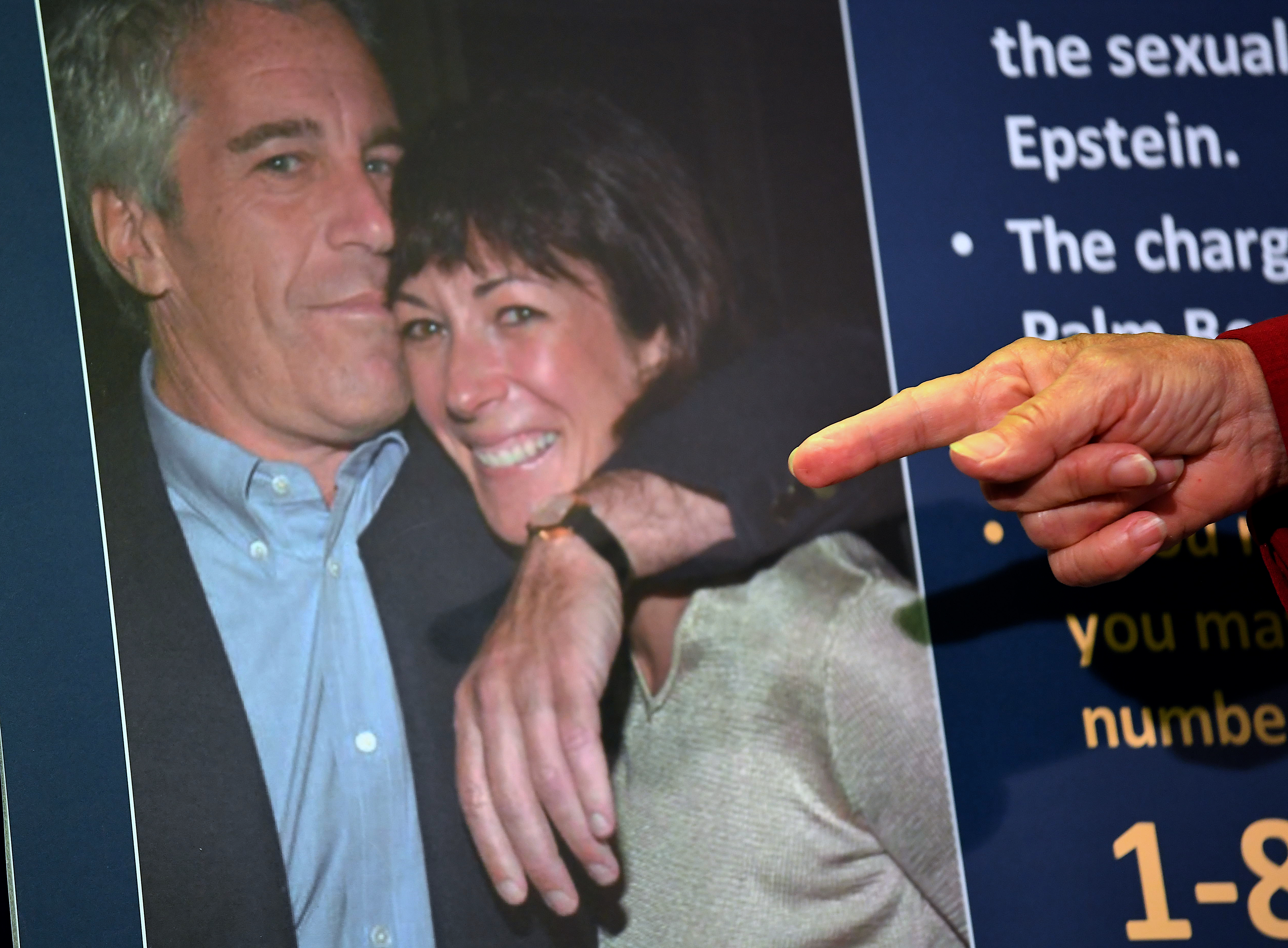 35 évet kaphat Epstein volt barátnője, aki segített behálózni és csapdába csalni a fiatalkorú lányokat