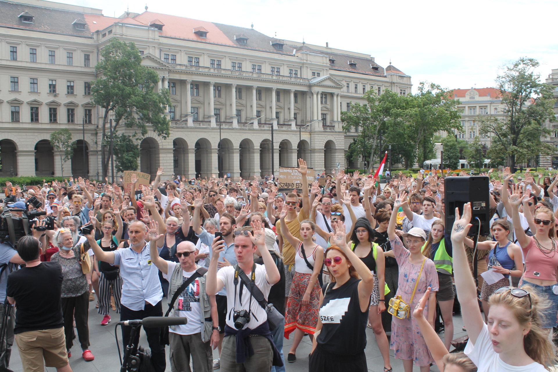 Az SZFE hallgatói tiltakoznak a Kossuth téren