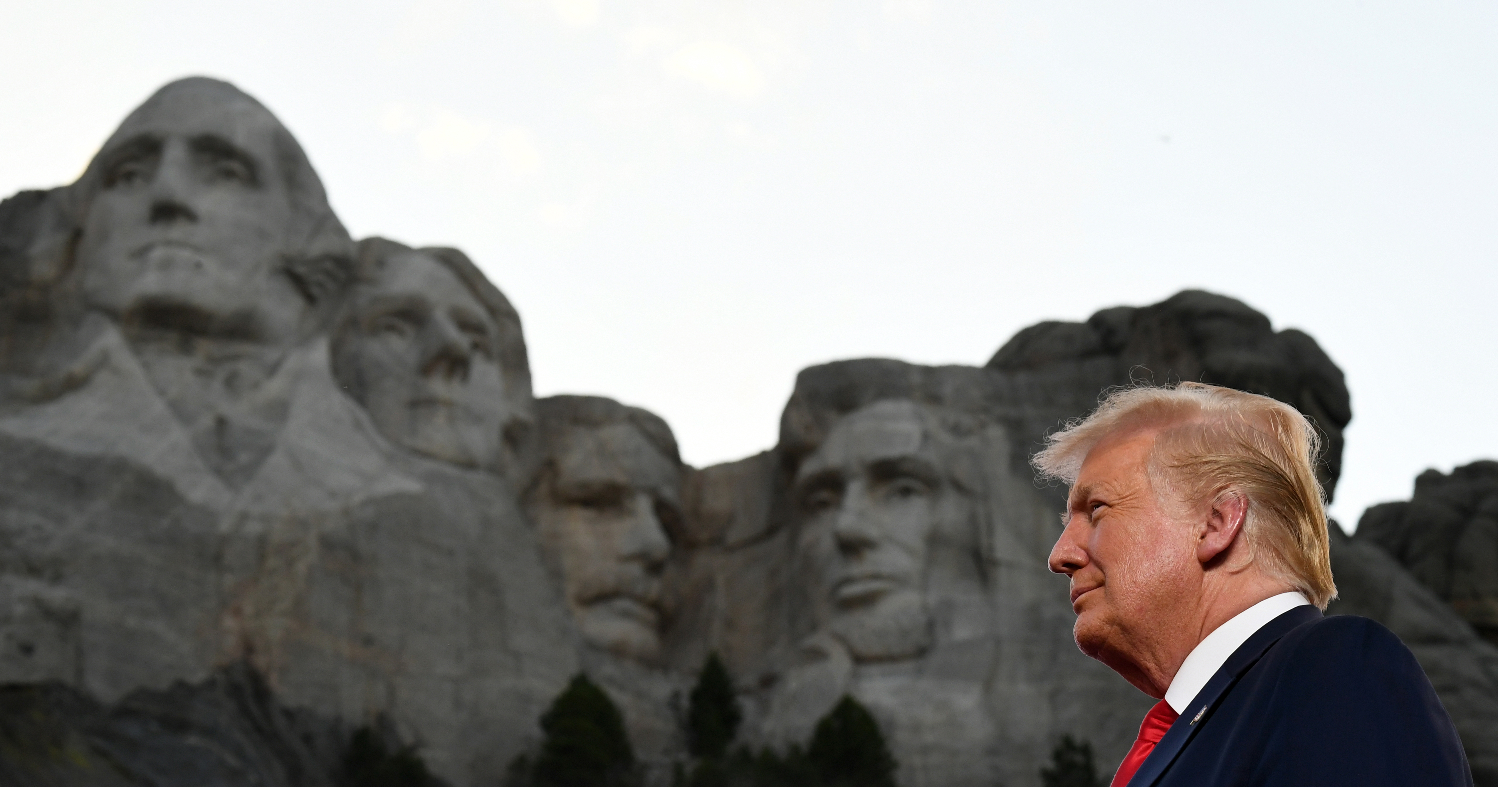 Trump tagadta, hogy belevésette volna az arcát a Rushmore-hegybe, de szerinte jó ötletnek hangzik