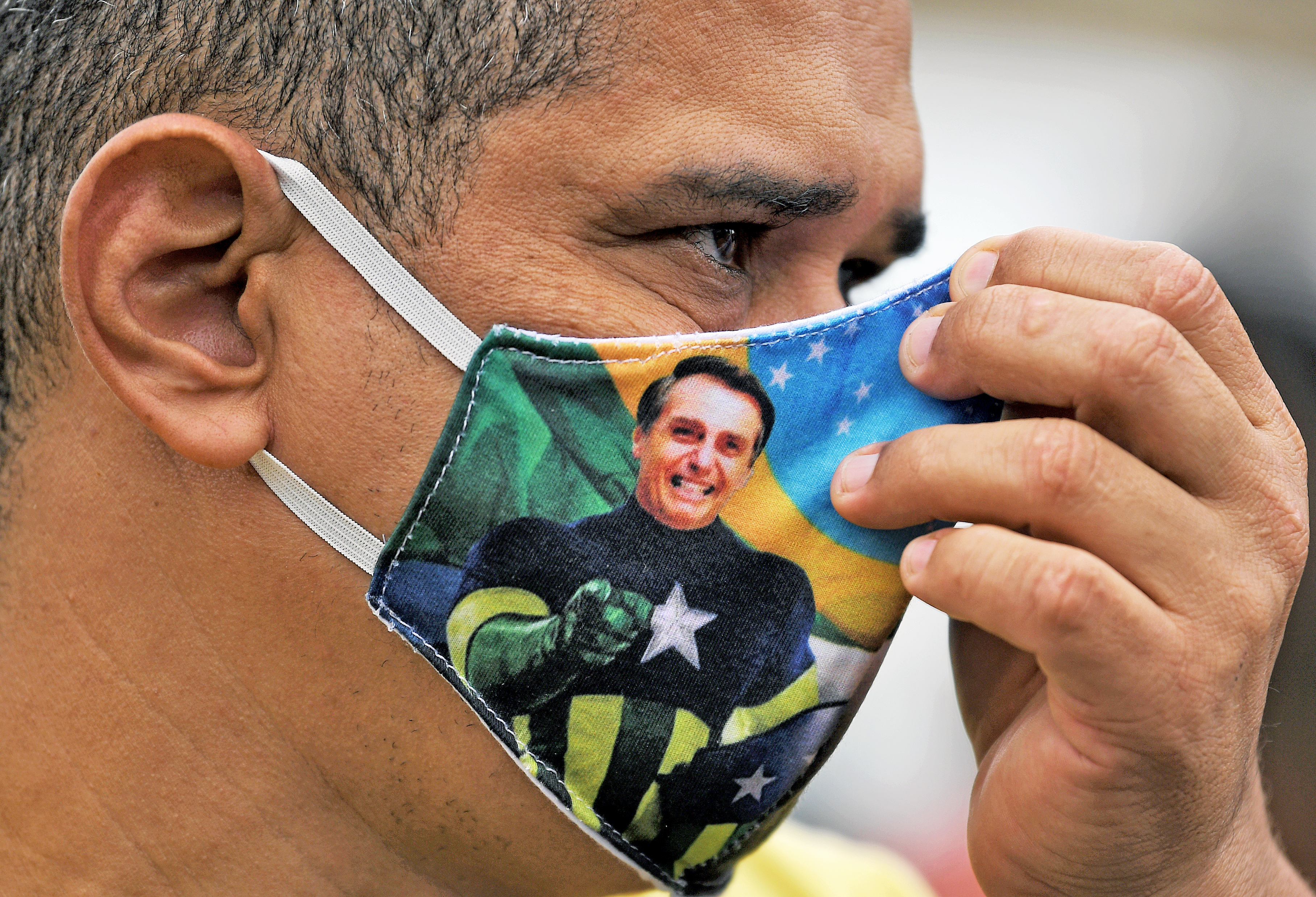 Bolsonaro egyik támogatója, az elnököt szuperhősként ábrázoló maszkban