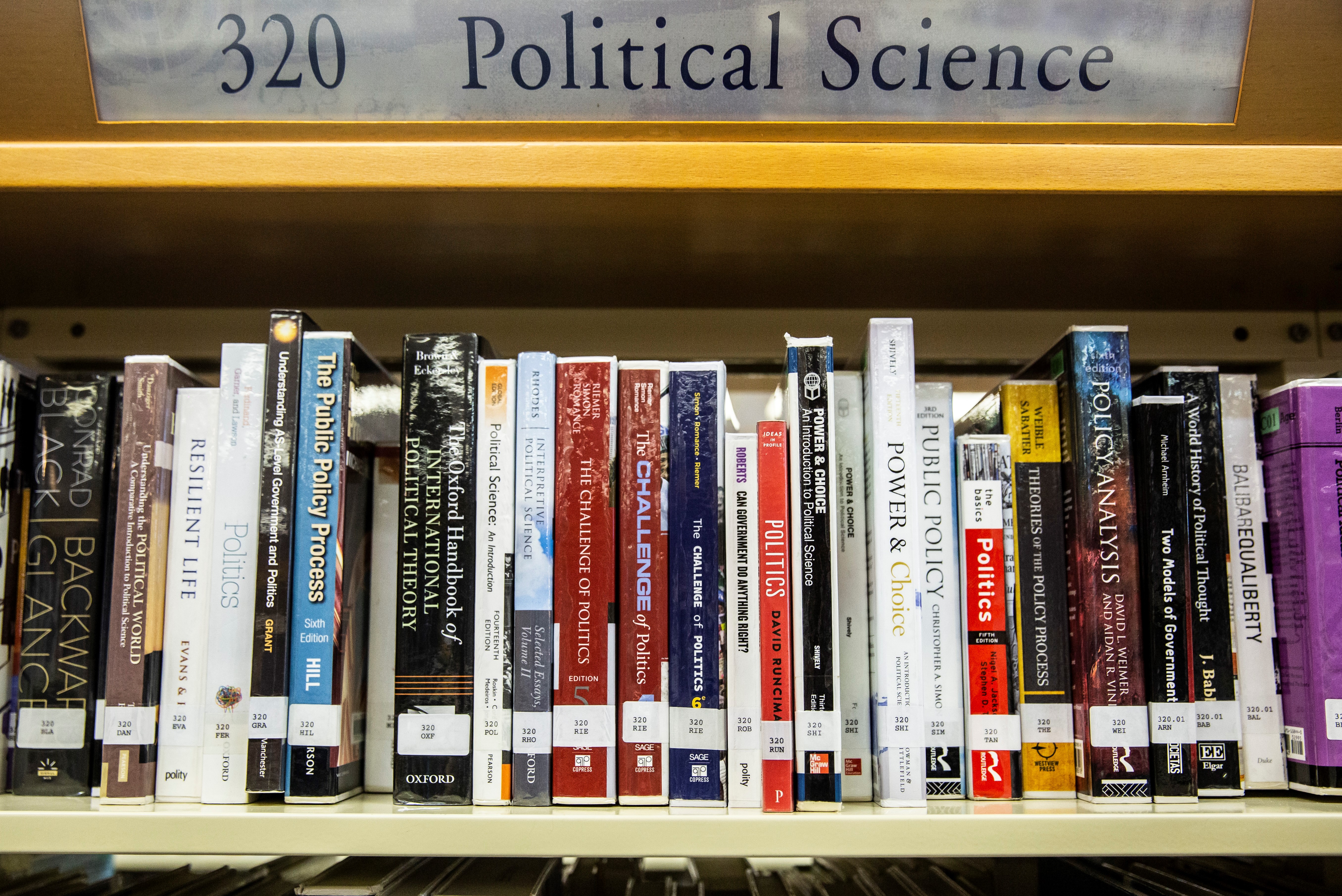Eltűnnek a demokráciapárti könyvek a hongkongi könyvtárakból