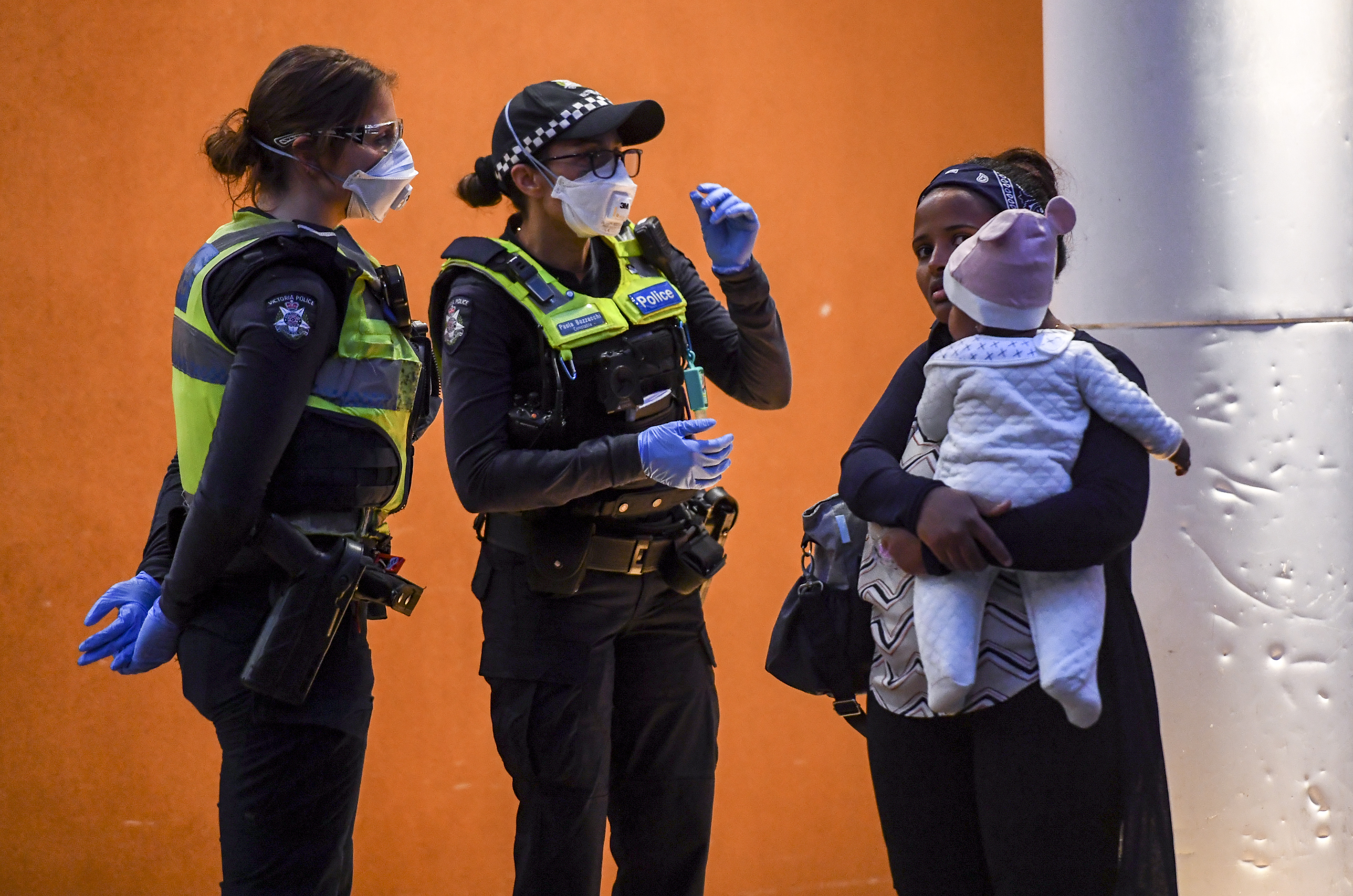 3000 lakót tartanak őrizet alatt Melbourne-ben a koronavírus-járvány miatt