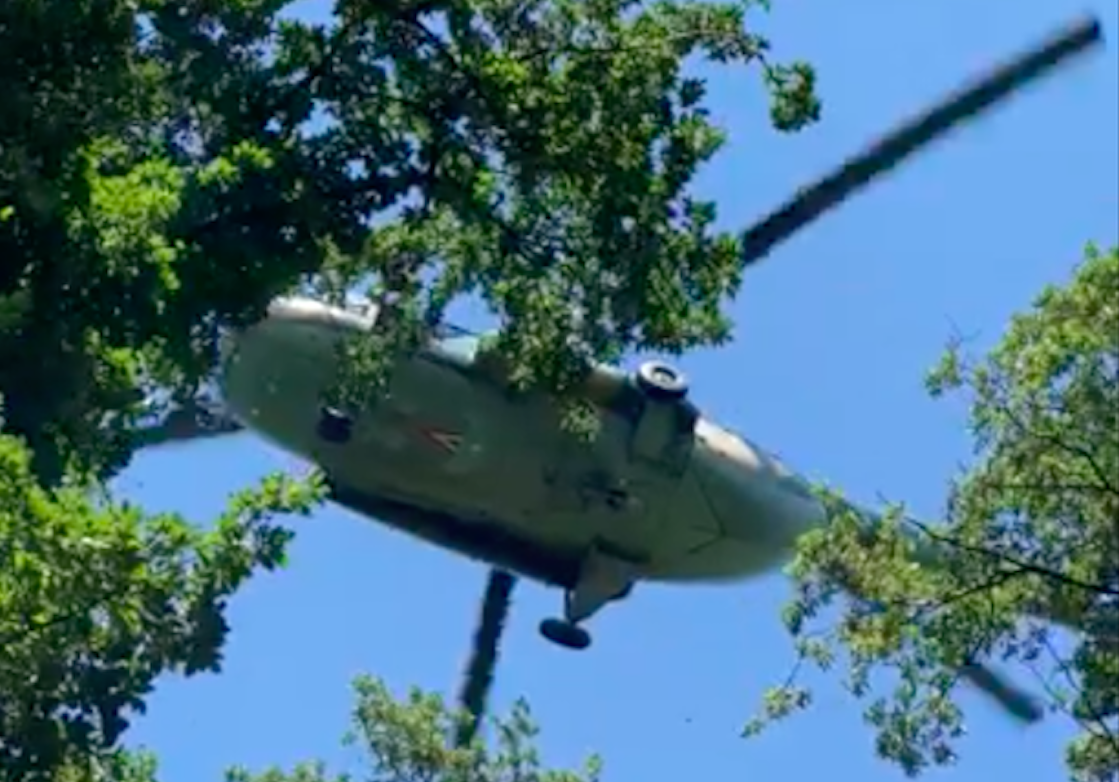 Már nem használnak katonai helikoptert a fán fennakadt siklóernyősök mentésénél