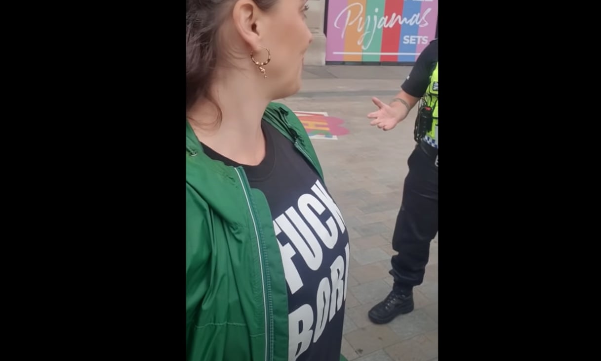 Elnézést kért a brit rendőrség a nőtől, akire korábban rászóltak, hogy fedje el a "Fuck Boris" feliratú pólóját