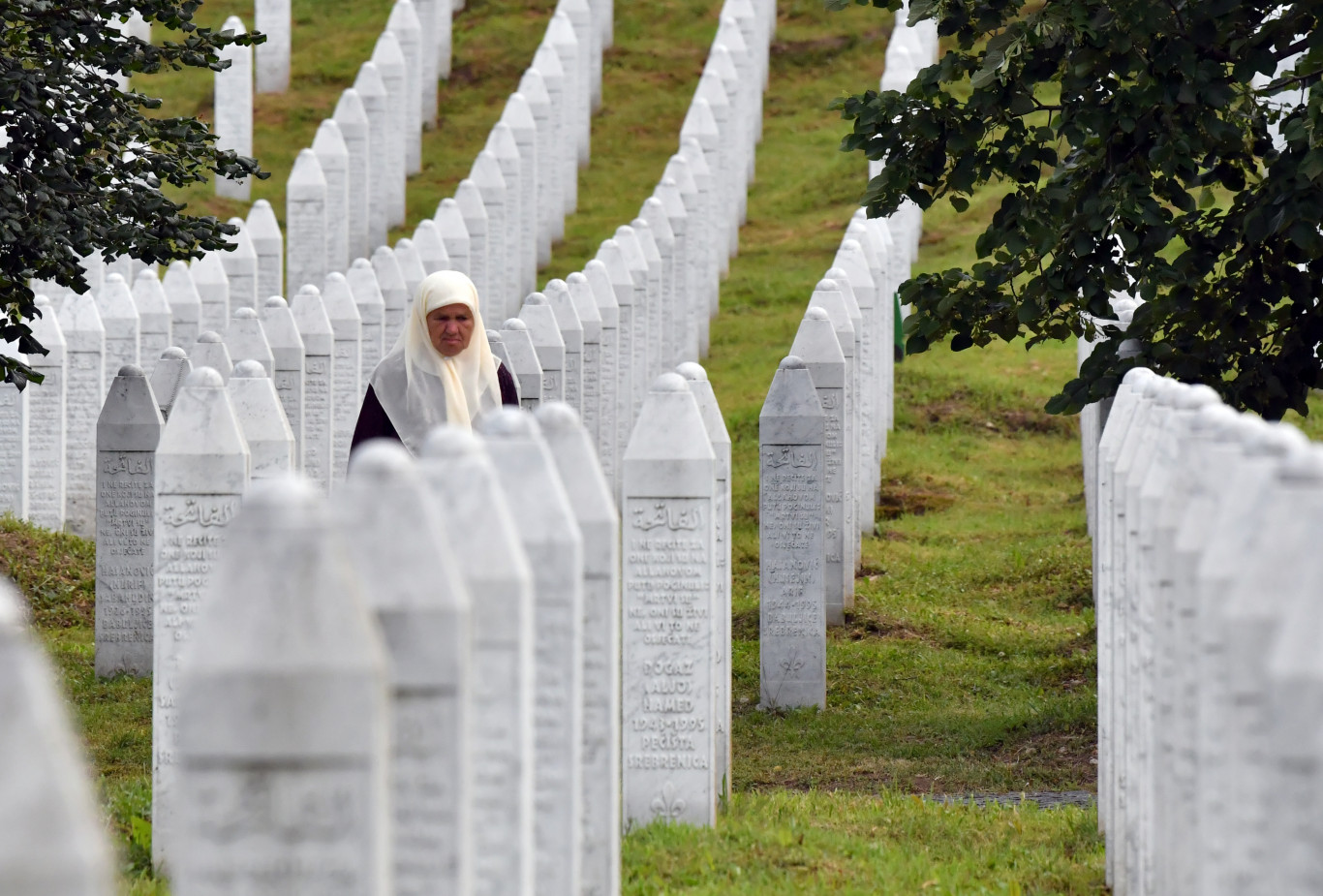 Felgraffitizték a srebrenicai népirtás áldozatainak számát Magyarország szarajevói nagykövetségének falára