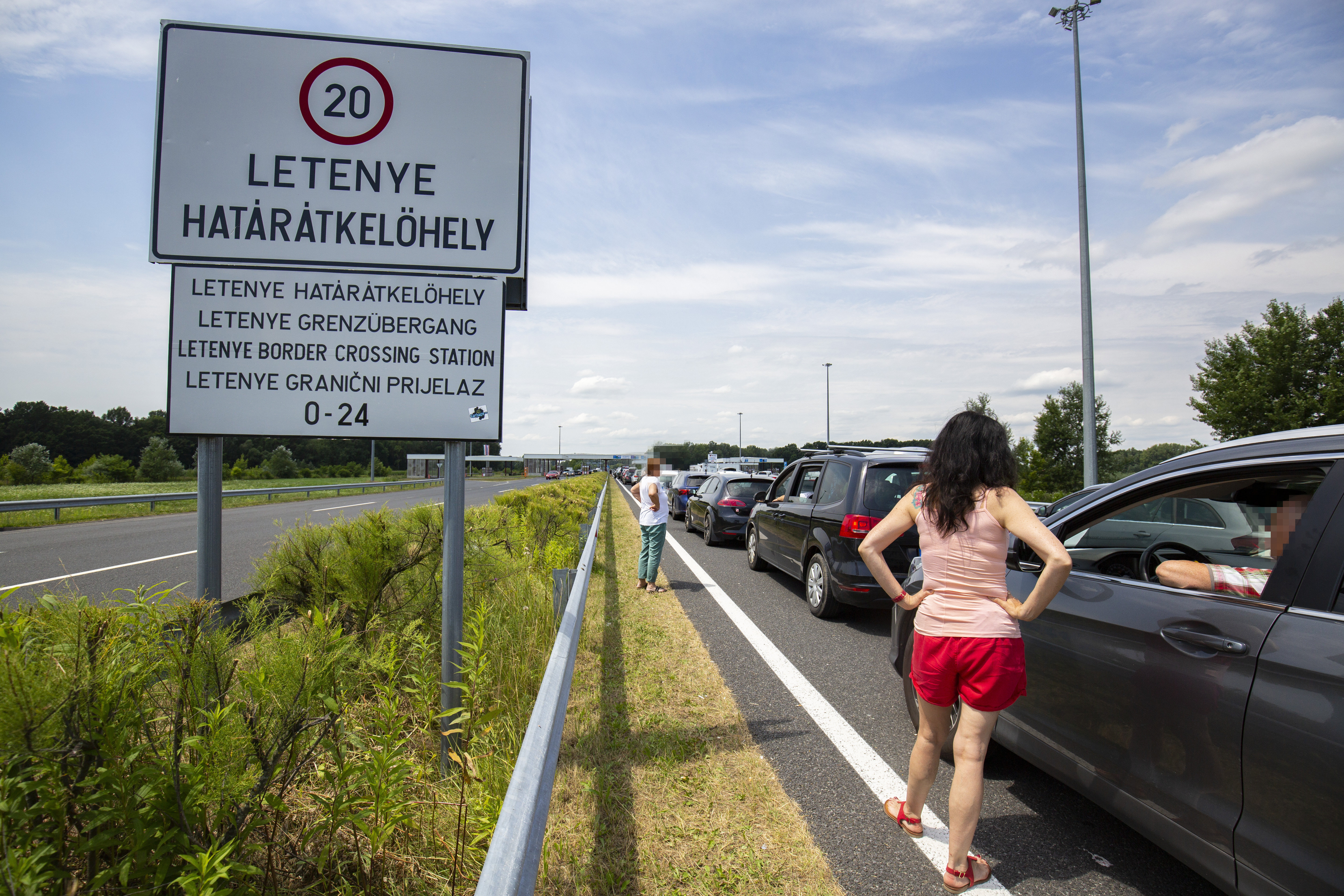Várakozó autósok az M7-es autópályán a magyar-horvát határátkelõ elõtt, Letenyénél 2020. július 11-én. A határátkelőnél 2 órás várakozással kell számolni, mert a horvát hatóságok kötelezően regisztrálják belépőket. Érdemes Szlovénia felé kerülni, arrafelé jelenleg nem kell torlódásra számítani.