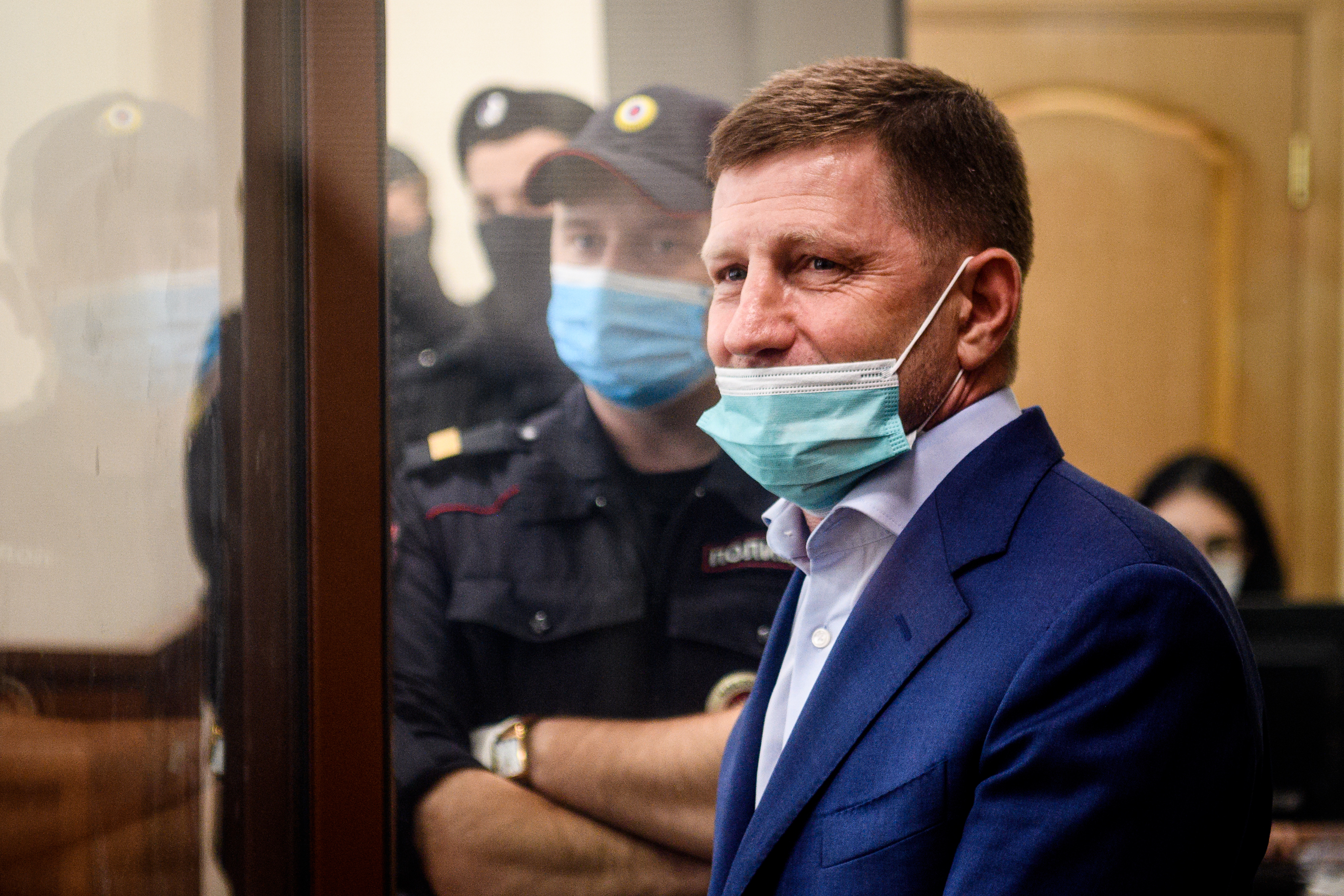 A bérgyilkosságok szervezésével vádolt orosz kormányzó azt mondta, a lemondását követelték tőle